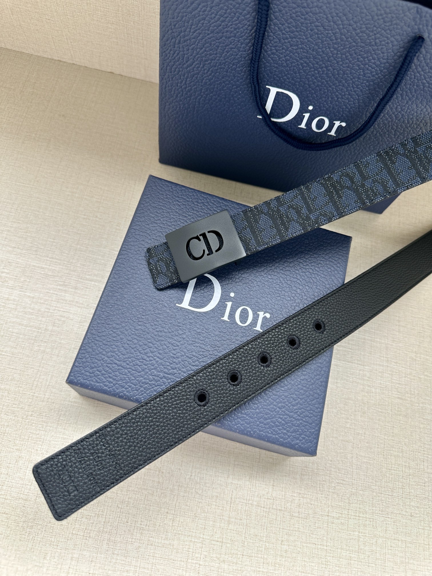 宽度3.5cm 这款不锈钢腰带扣采用深灰色精心制作，饰以 CD Icon 标志。可与各式 35 毫米腰带