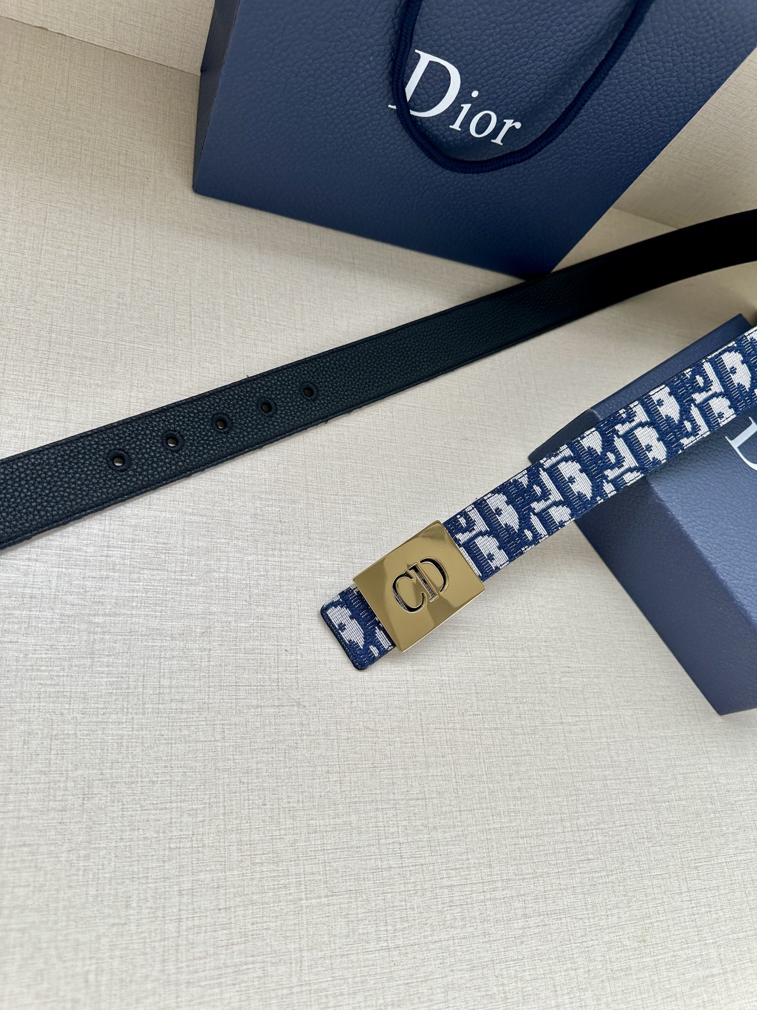 宽度3.5cm 这款不锈钢腰带扣采用深灰色精心制作，饰以 CD Icon 标志。可与各式 35 毫米腰带
