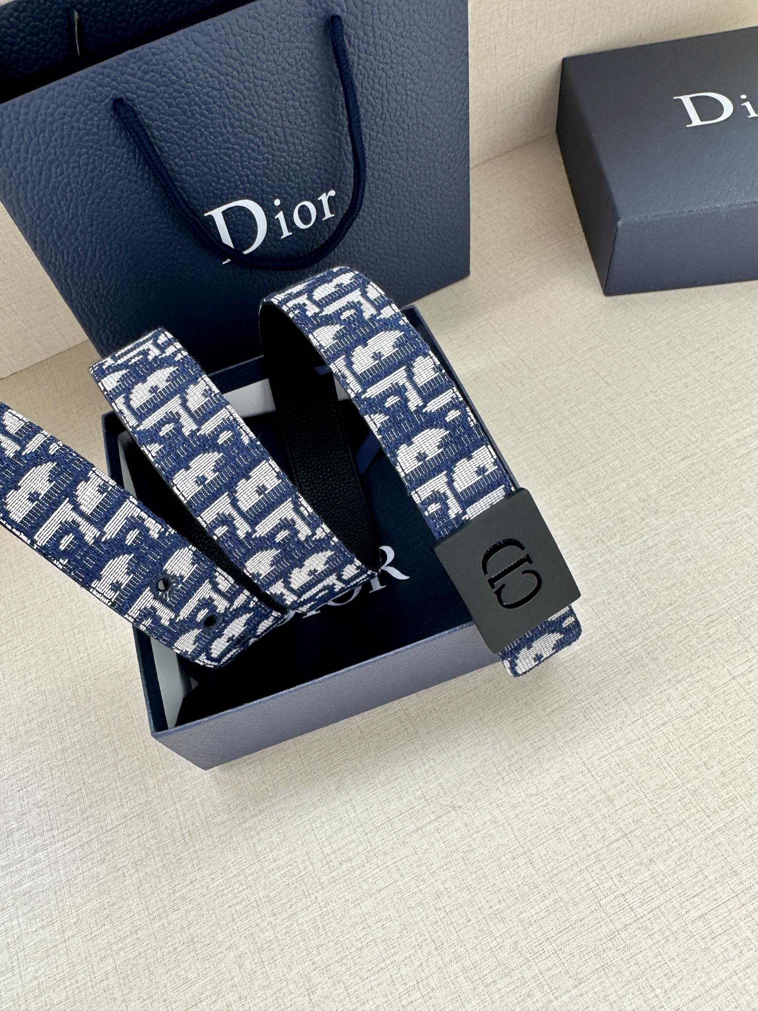 宽度3.5cm 这款不锈钢腰带扣采用深灰色精心制作，饰以 CD Icon 标志。可与各式 35 毫米腰带