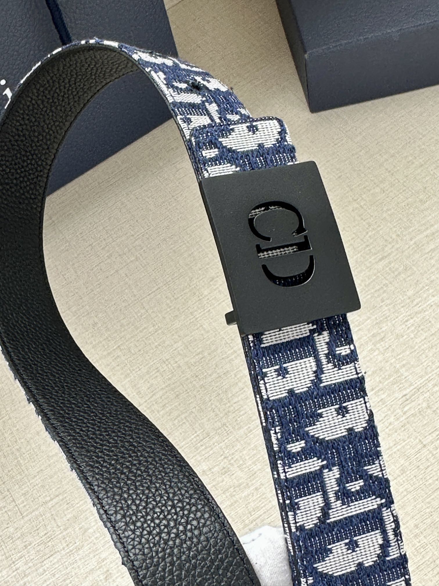 宽度3.5cm 这款不锈钢腰带扣采用深灰色精心制作，饰以 CD Icon 标志。可与各式 35 毫米腰带