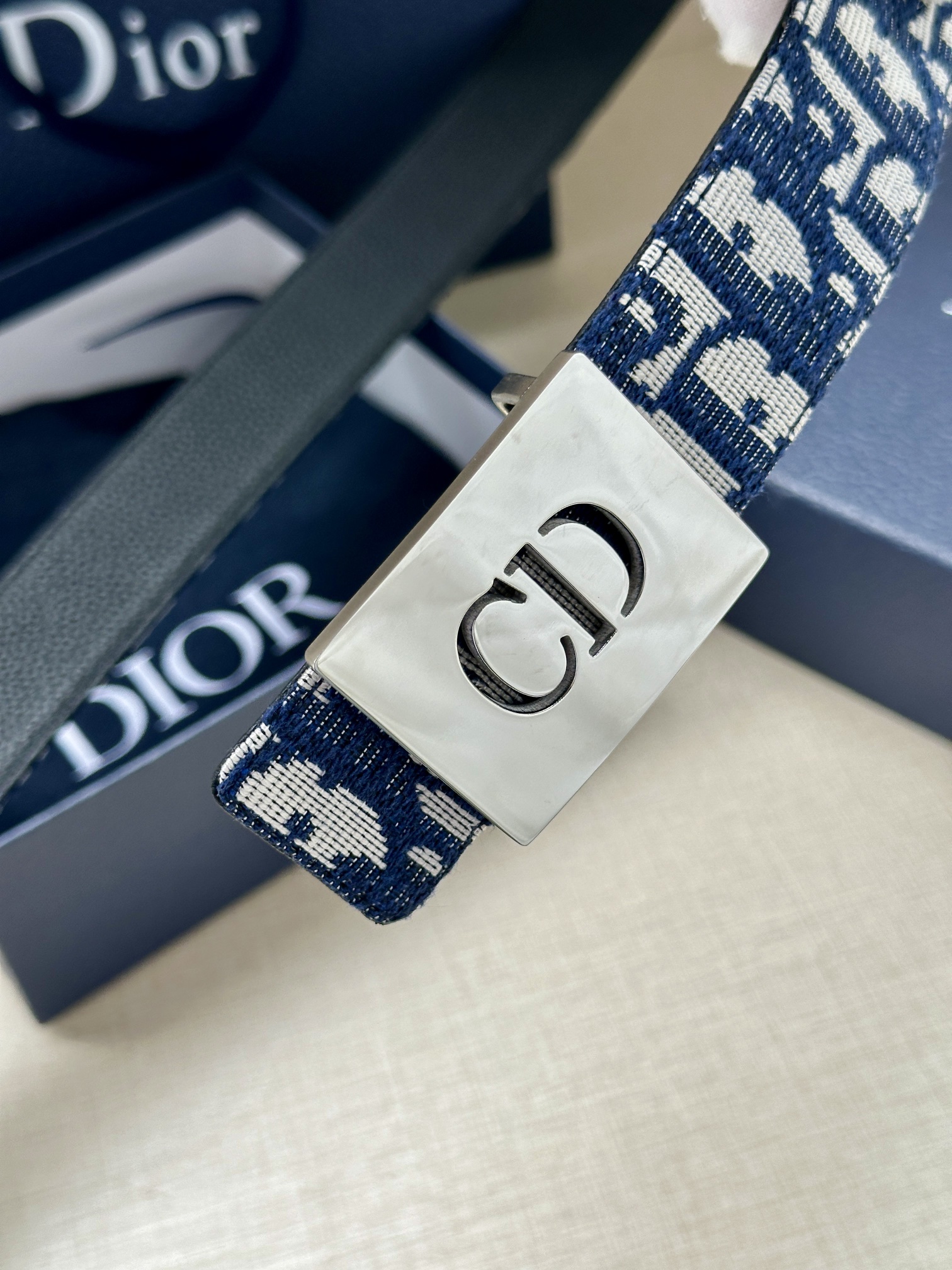 宽度3.5cm 这款不锈钢腰带扣采用深灰色精心制作，饰以 CD Icon 标志。可与各式 35 毫米腰带