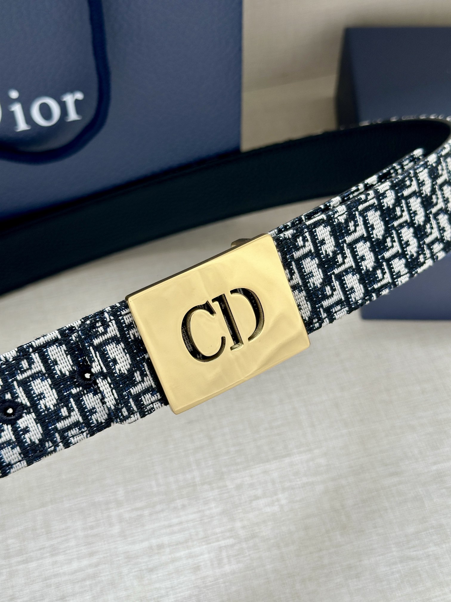 宽度3.5cm 这款不锈钢腰带扣采用深灰色精心制作，饰以 CD Icon 标志。可与各式 35 毫米腰带