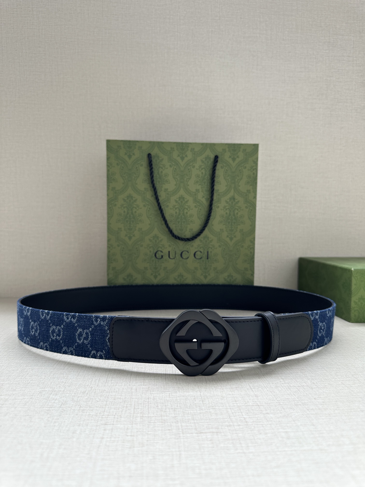 Gucci皮带腰带宽度3.8cm GUCCI 每一季,品牌标识都会吐故纳新,于经典之中融入新意.在这款腰带上,经典GG标识以亮眼之姿生动呈现,与双G造型配件相得益彰. 黑色和灰色GG牛仔布 钯金色调配件 双G腰带扣