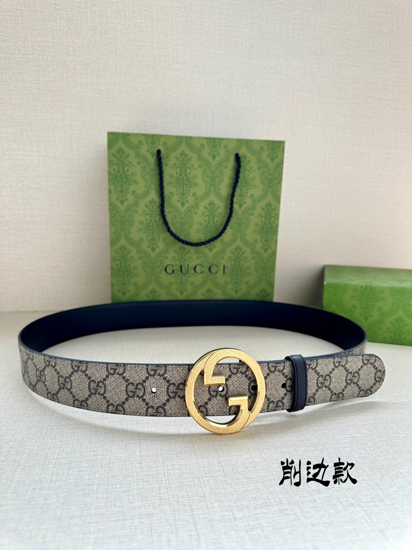 宽度3.8cmGGSupreme帆布是品牌的一款代表性面料其灵感源自30年代的典藏设计互扣式双G以钯金色