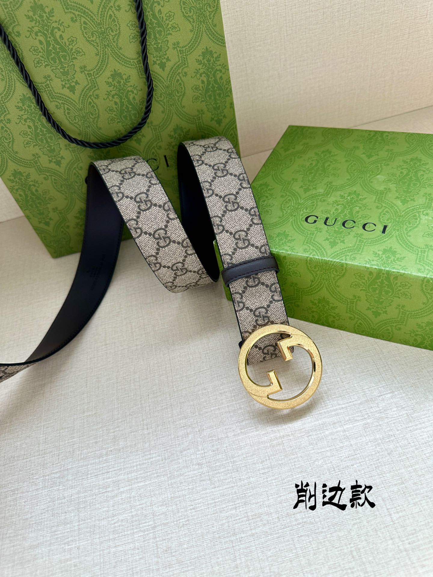 宽度3.8cmGGSupreme帆布是品牌的一款代表性面料其灵感源自30年代的典藏设计互扣式双G以钯金色