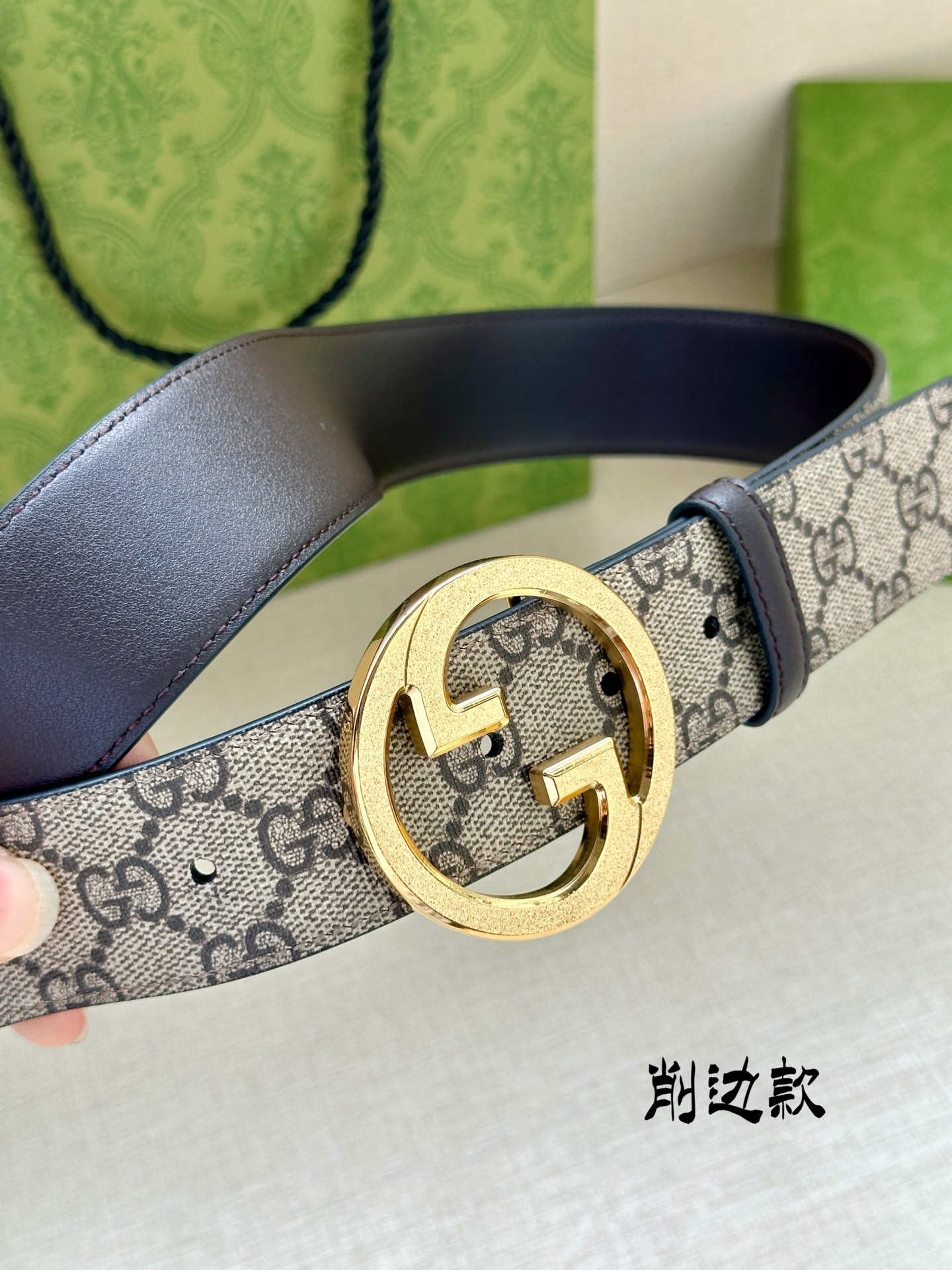 宽度3.8cmGGSupreme帆布是品牌的一款代表性面料其灵感源自30年代的典藏设计互扣式双G以钯金色