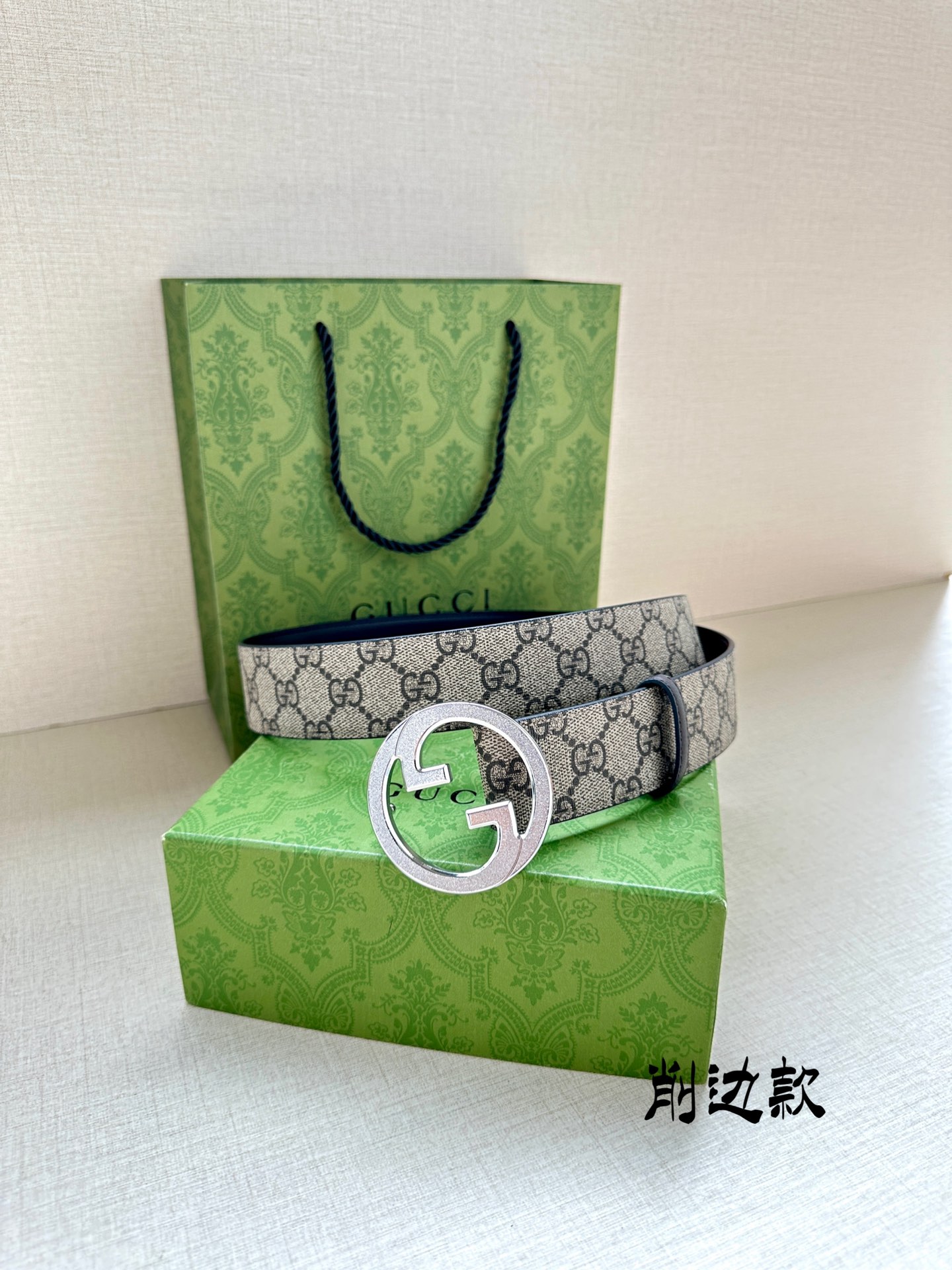 宽度3.8cmGGSupreme帆布是品牌的一款代表性面料其灵感源自30年代的典藏设计互扣式双G以钯金色