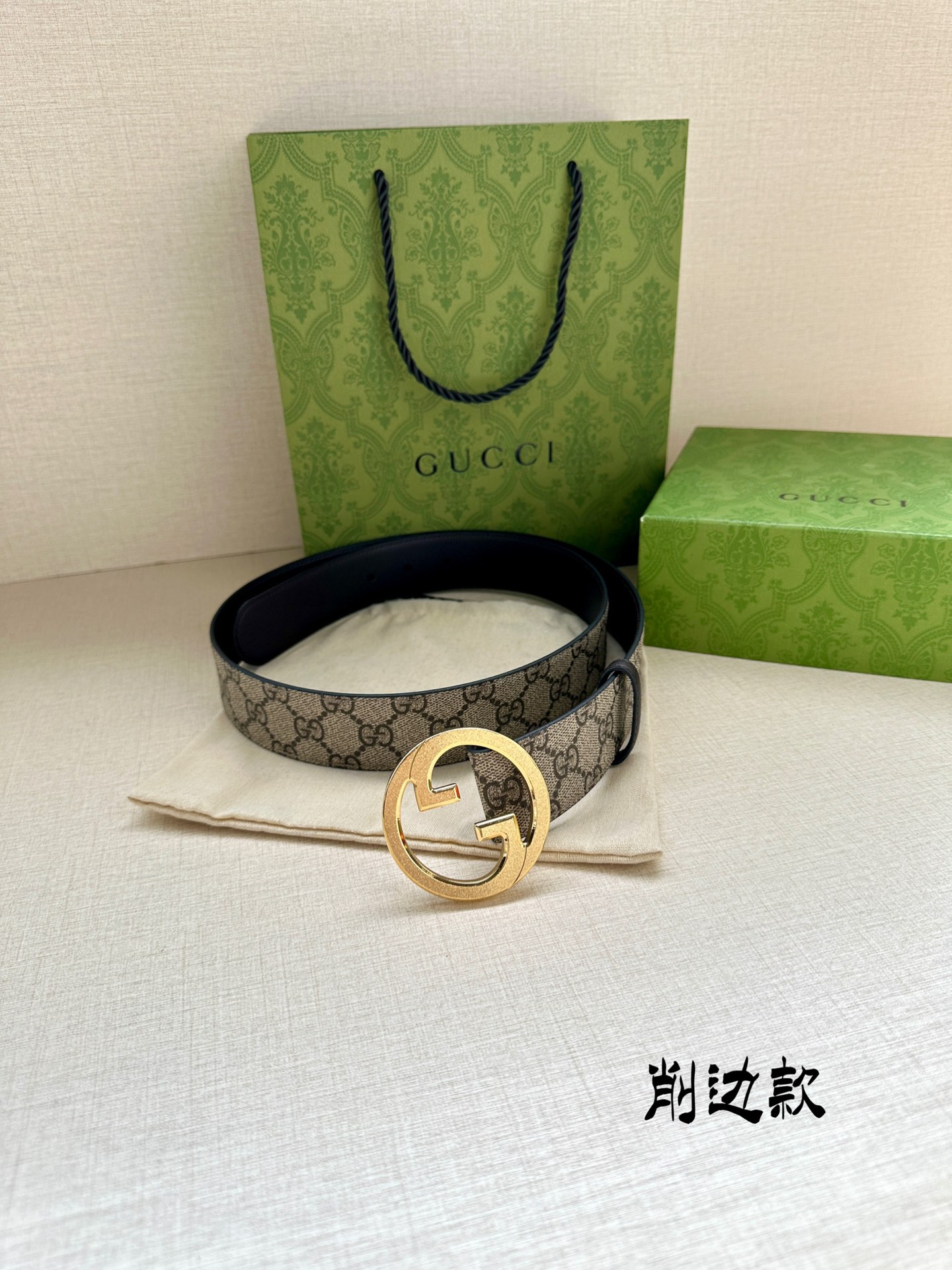 宽度3.8cmGGSupreme帆布是品牌的一款代表性面料其灵感源自30年代的典藏设计互扣式双G以钯金色