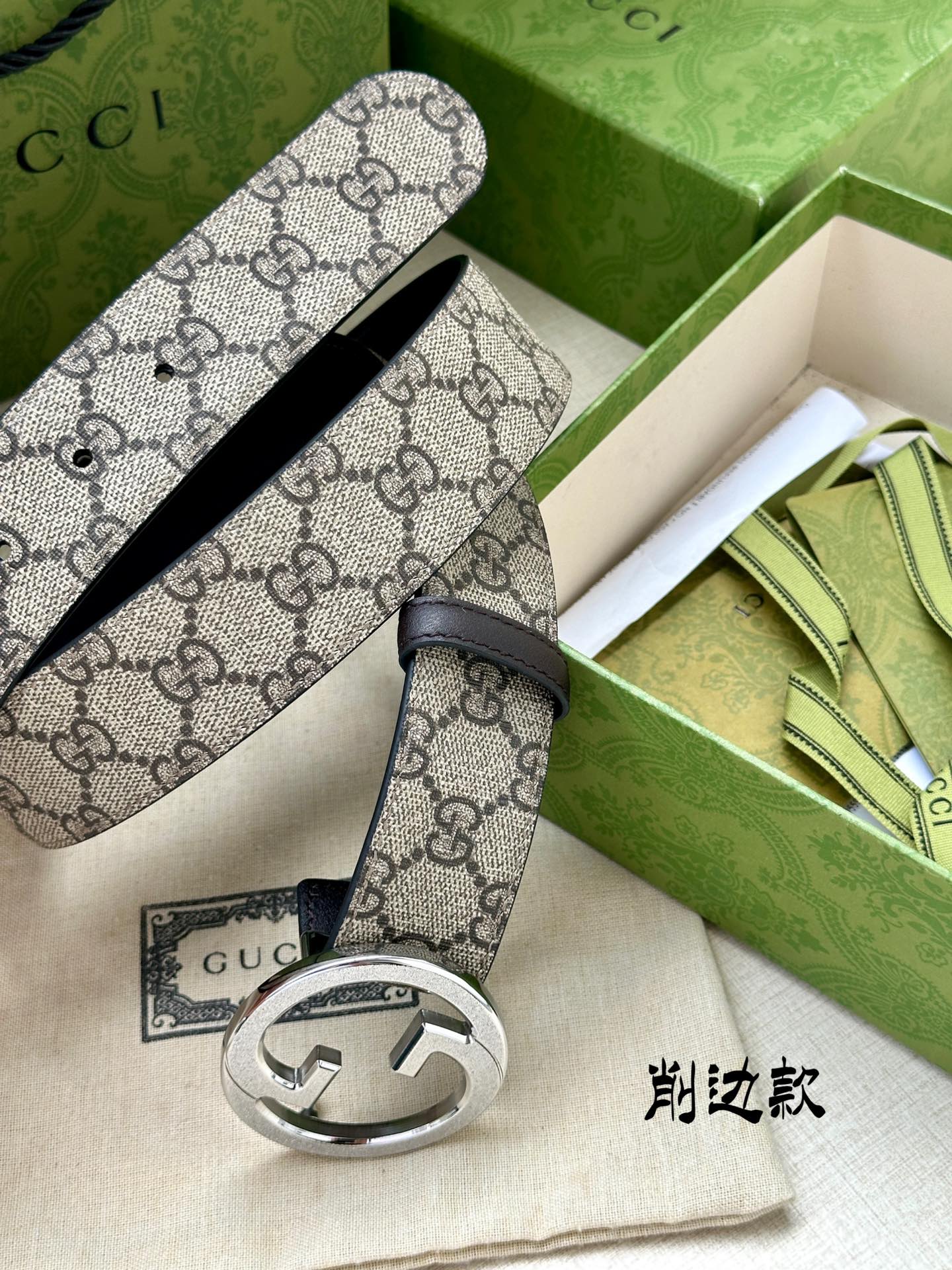 宽度3.8cmGGSupreme帆布是品牌的一款代表性面料其灵感源自30年代的典藏设计互扣式双G以钯金色