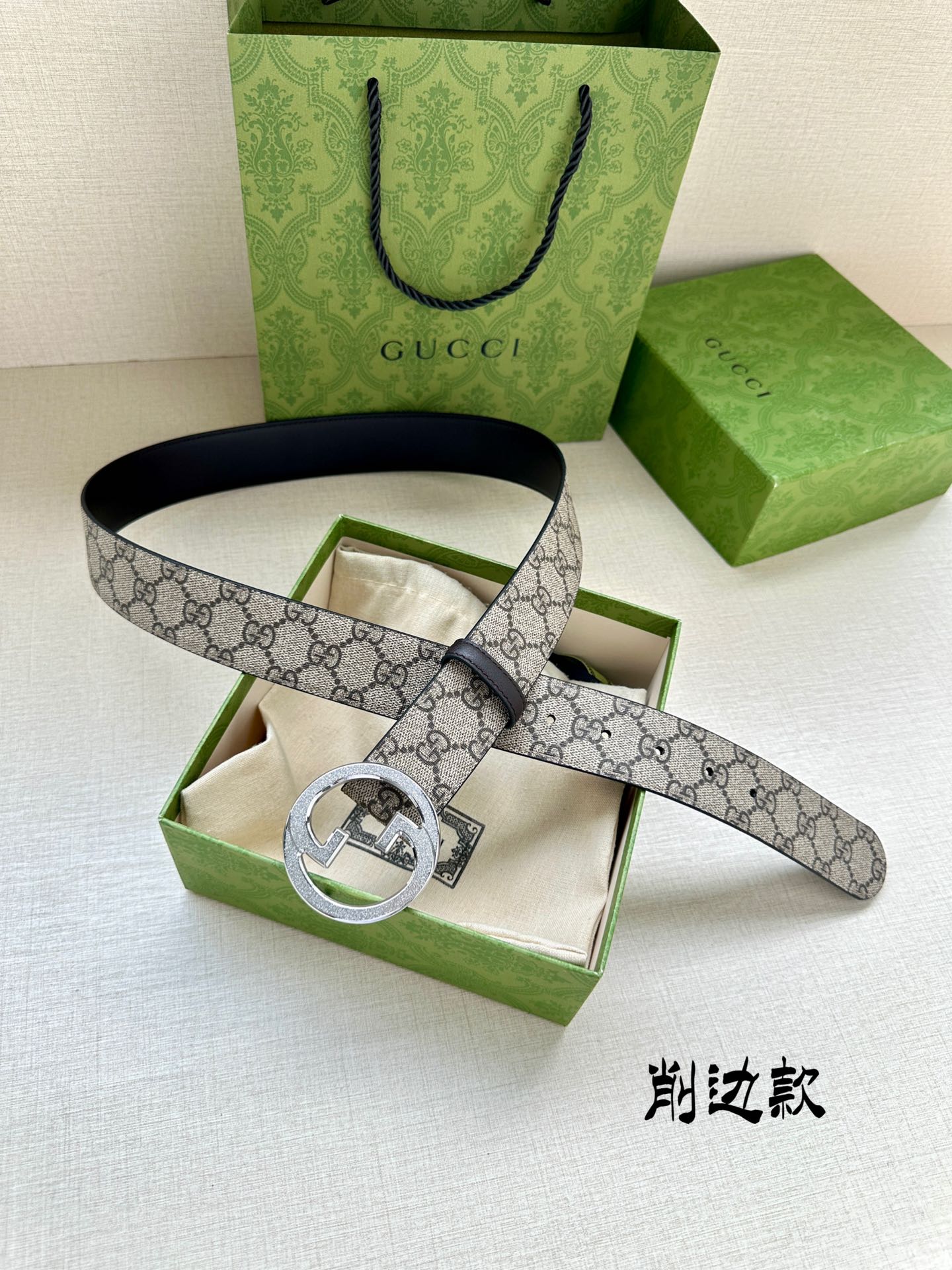 宽度3.8cmGGSupreme帆布是品牌的一款代表性面料其灵感源自30年代的典藏设计互扣式双G以钯金色