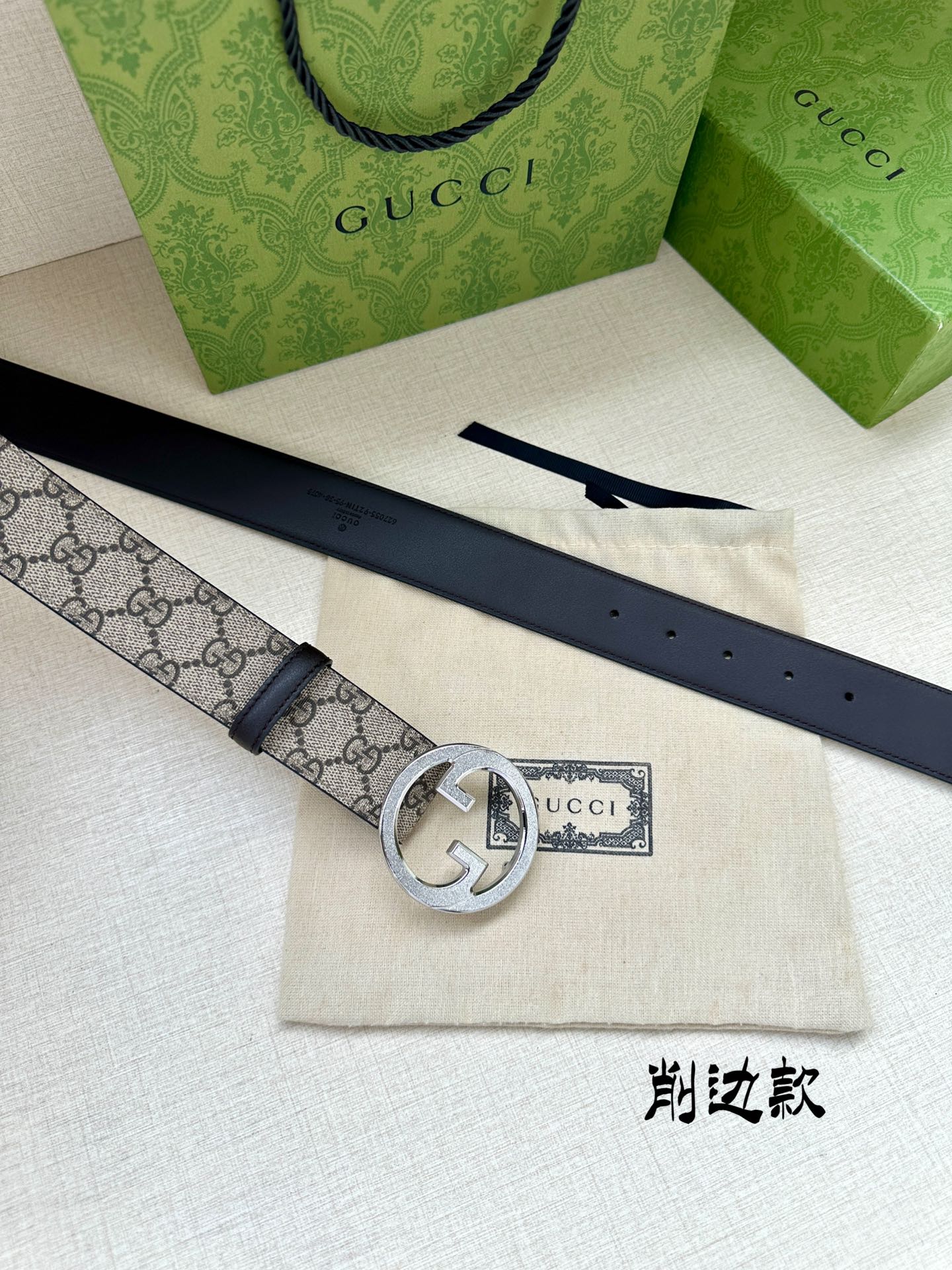 宽度3.8cmGGSupreme帆布是品牌的一款代表性面料其灵感源自30年代的典藏设计互扣式双G以钯金色