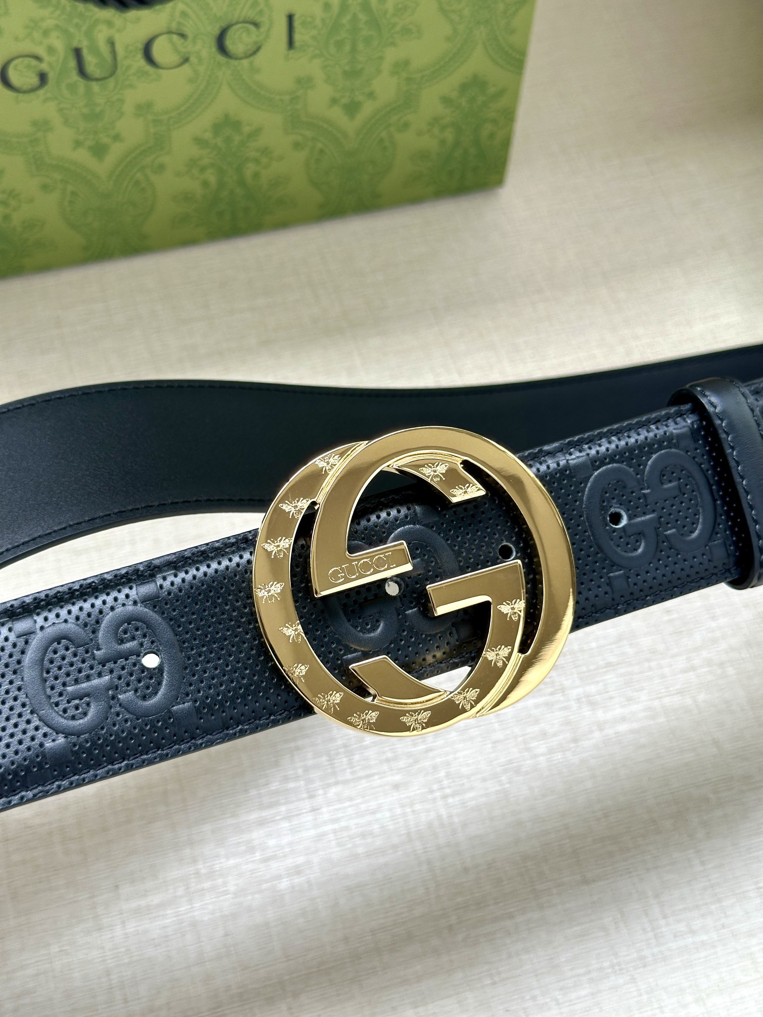 GUCCI宽度4.0cm这款单品将品牌的过去与未来贯通在一起以现代风格的全新设计诠释了经典设计元素Guc