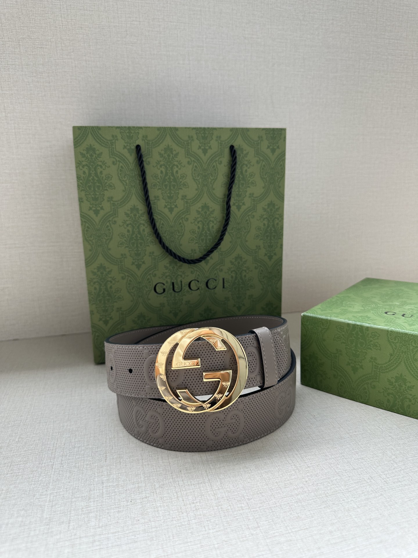 GUCCI宽度4.0cm这款单品将品牌的过去与未来贯通在一起以现代风格的全新设计诠释了经典设计元素Guc