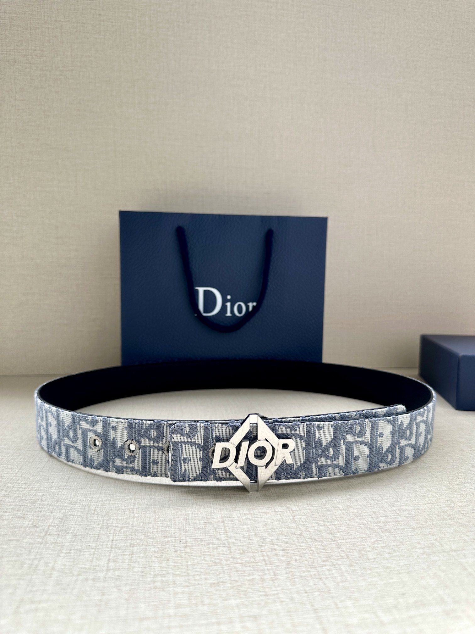 迪奥皮带腰带宽度3.5cm 这款 Dior Charm 腰带扣是夏季男装系列新品,采用不锈钢真空电镀菱饰面精心设计,重新演绎经典的 Dior 标志.可与各式 35 毫米腰带搭配,时尚高雅,相得益彰.