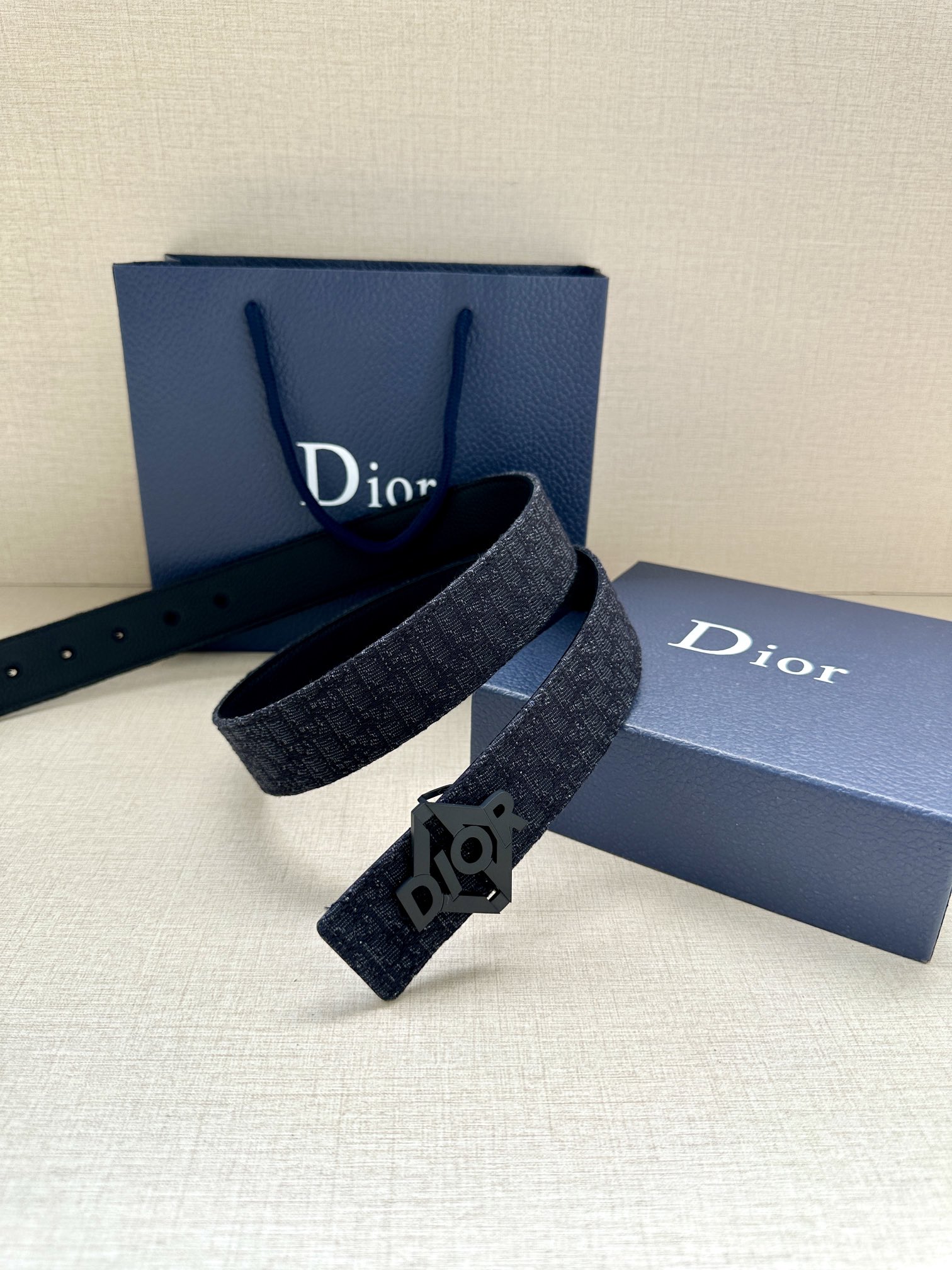 宽度3 5cm 这款 Dior Charm 腰带扣是夏季男装系列新品