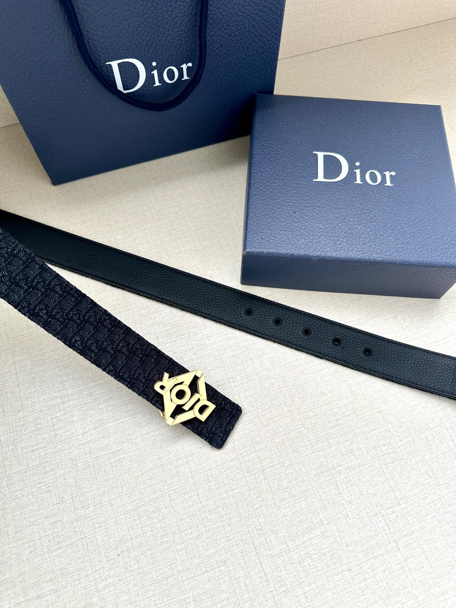 宽度3 5cm 这款 Dior Charm 腰带扣是夏季男装系列新品