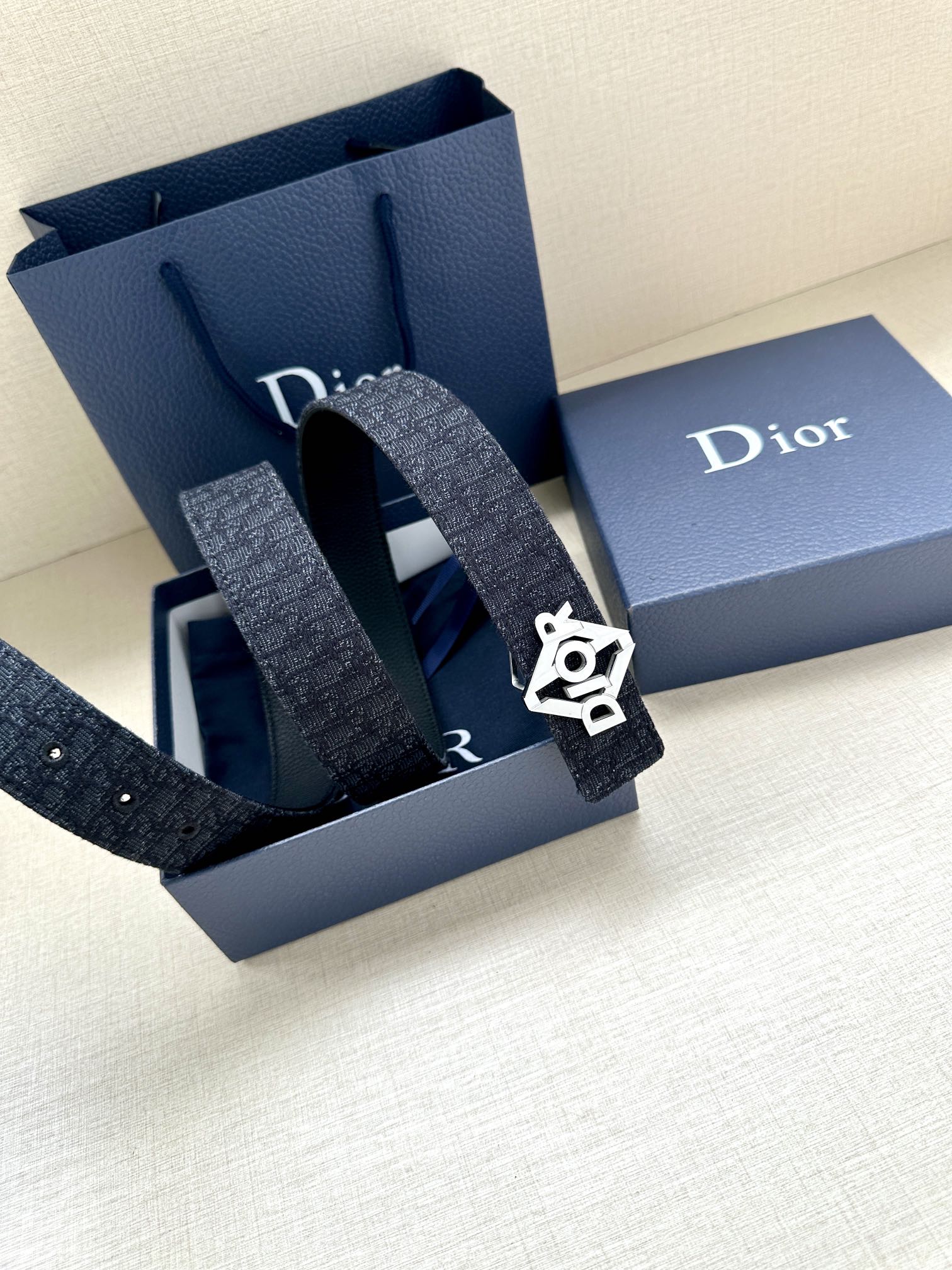 宽度3 5cm 这款 Dior Charm 腰带扣是夏季男装系列新品