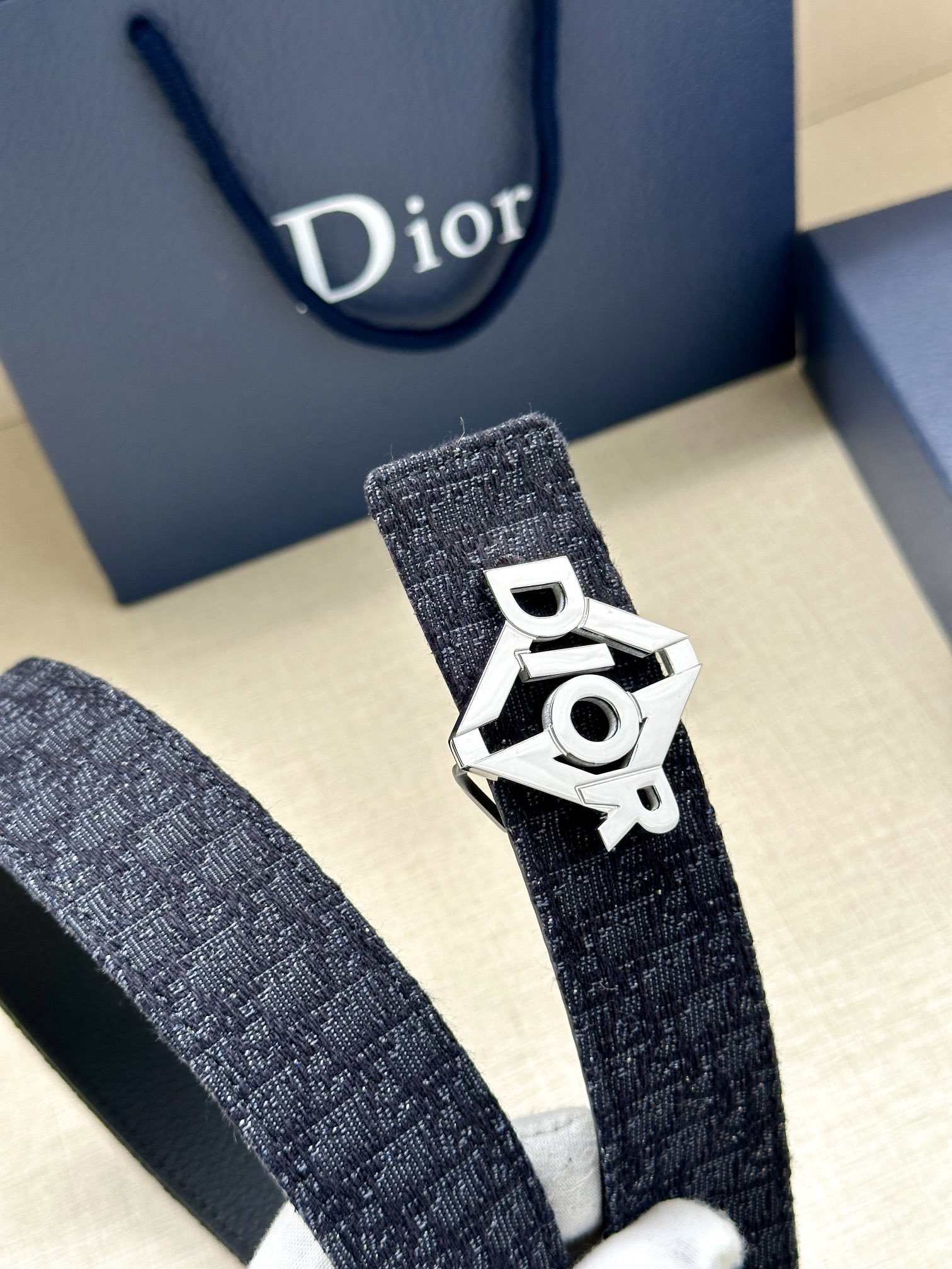 宽度3 5cm 这款 Dior Charm 腰带扣是夏季男装系列新品