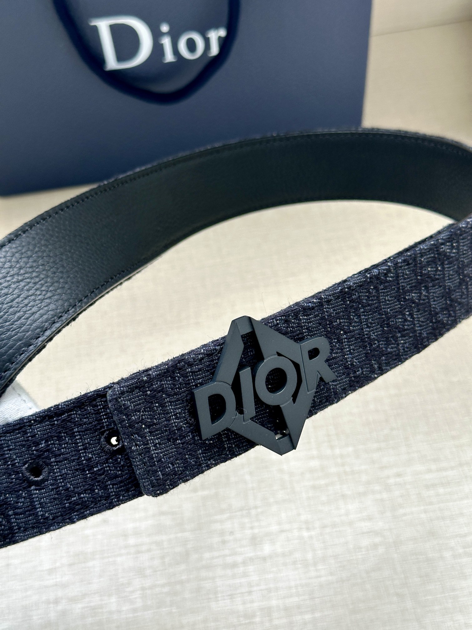 宽度3 5cm 这款 Dior Charm 腰带扣是夏季男装系列新品