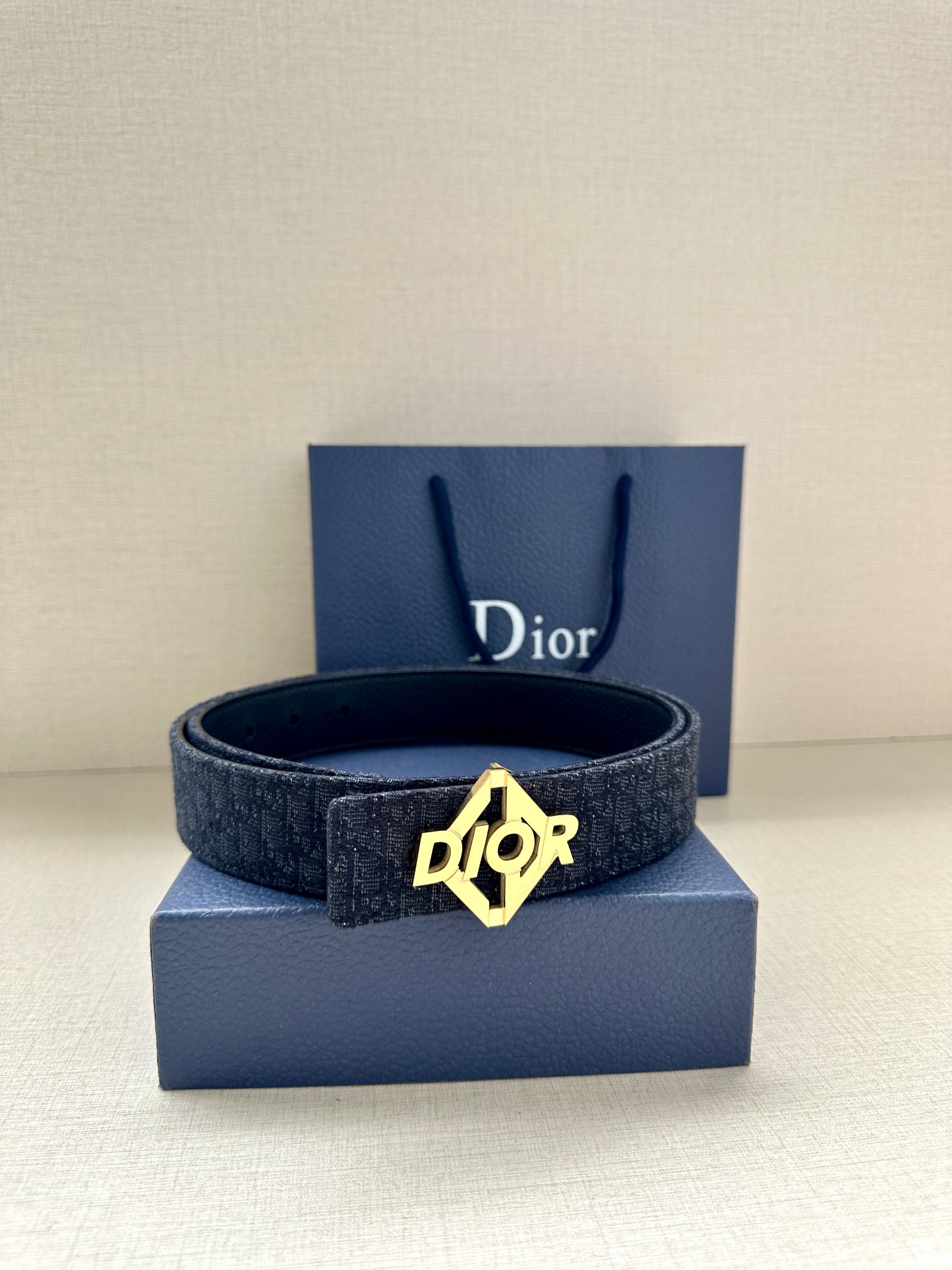 宽度3 5cm 这款 Dior Charm 腰带扣是夏季男装系列新品