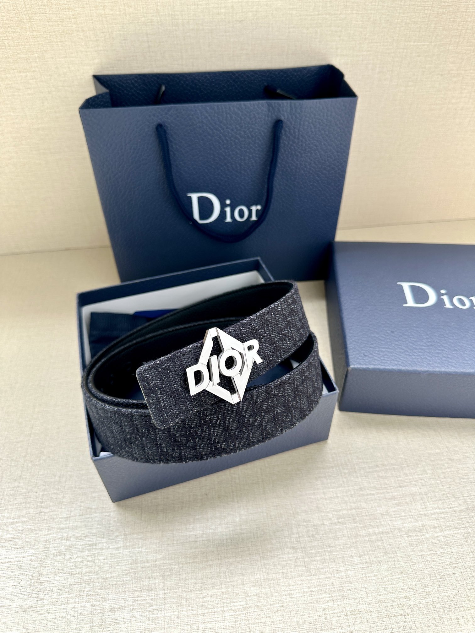 宽度3 5cm 这款 Dior Charm 腰带扣是夏季男装系列新品
