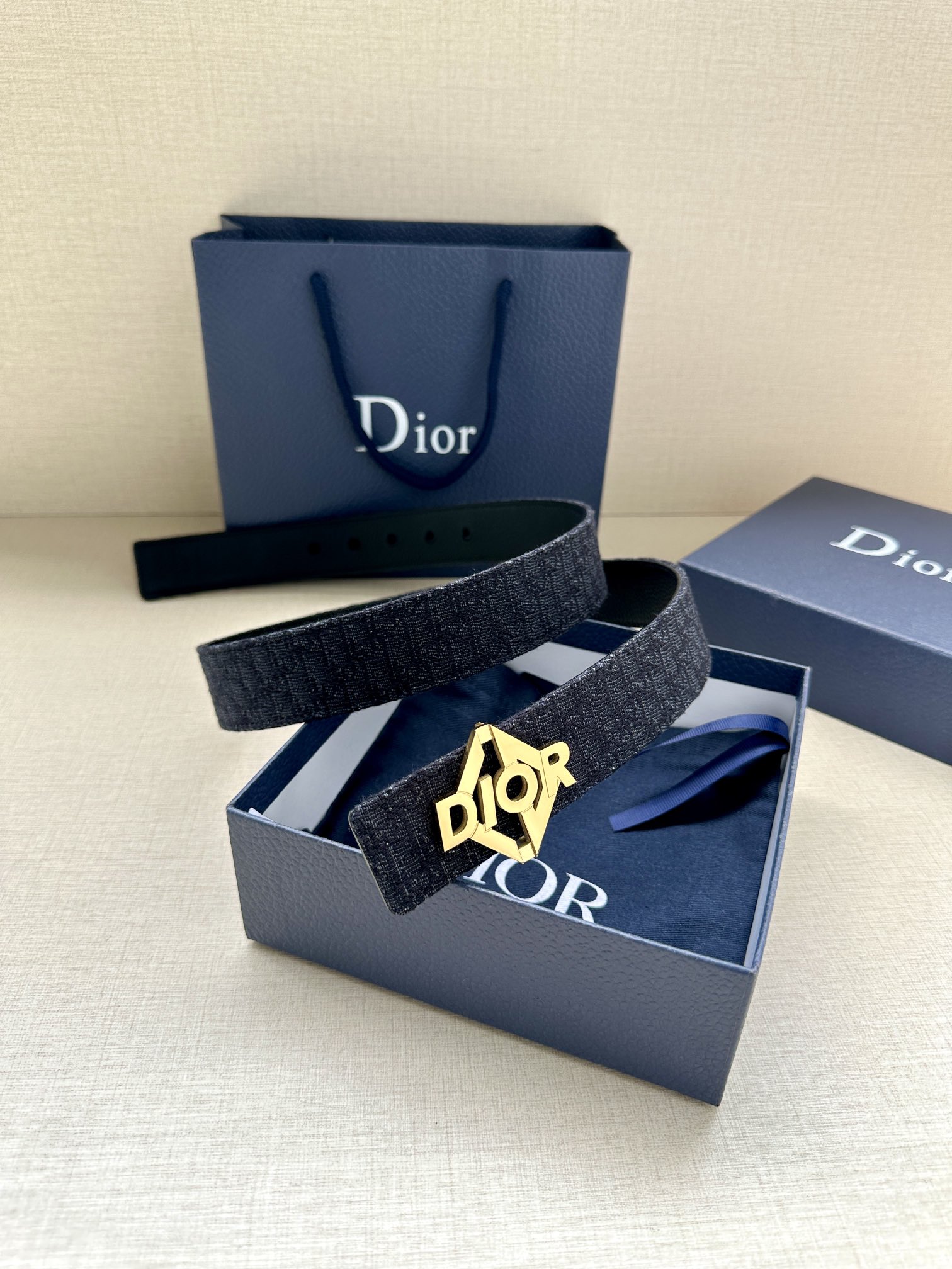 宽度3 5cm 这款 Dior Charm 腰带扣是夏季男装系列新品