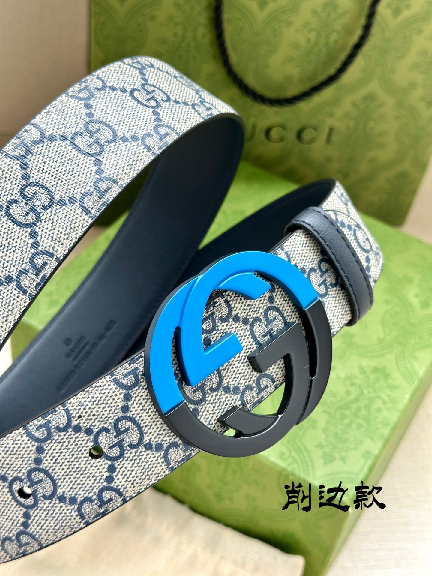 宽度3.8 cm GG Supreme帆布是品牌的一款代表性面料，其灵感源自30年代的典藏设计。互扣式双