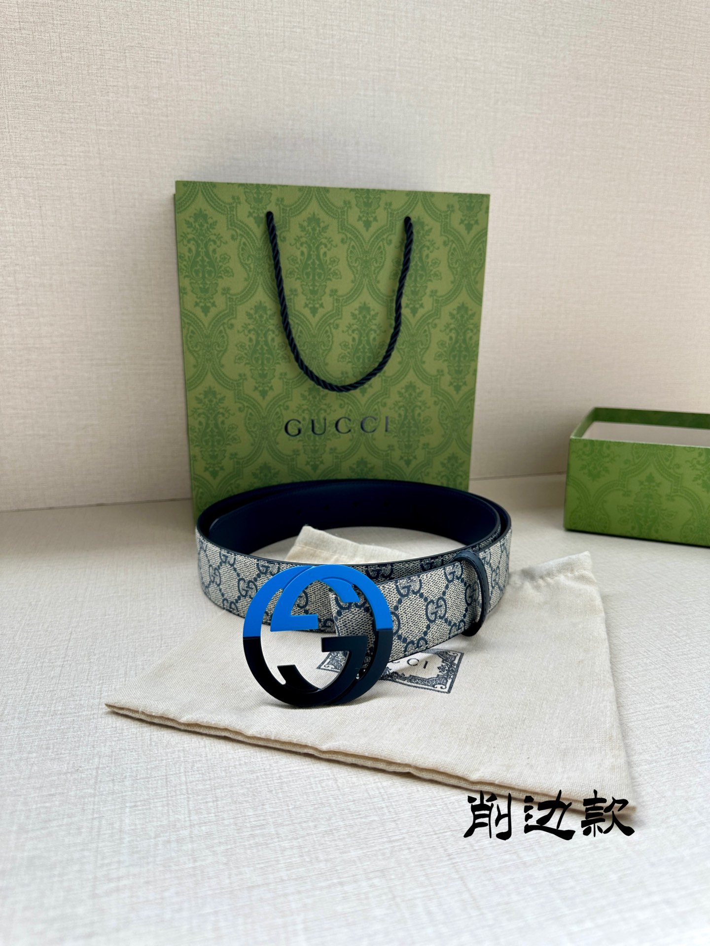 宽度3.8 cm GG Supreme帆布是品牌的一款代表性面料，其灵感源自30年代的典藏设计。互扣式双