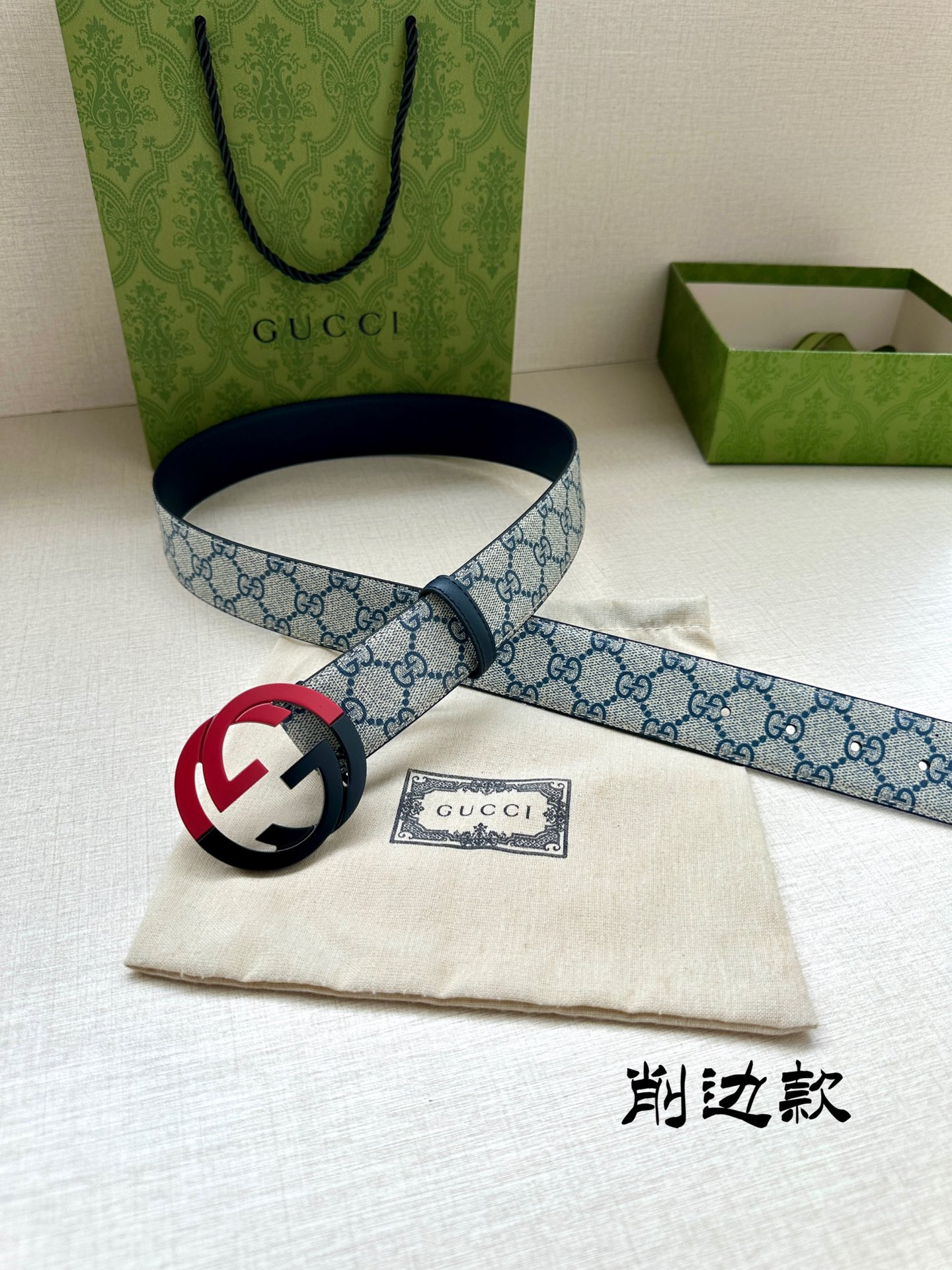 宽度3.8 cm GG Supreme帆布是品牌的一款代表性面料，其灵感源自30年代的典藏设计。互扣式双