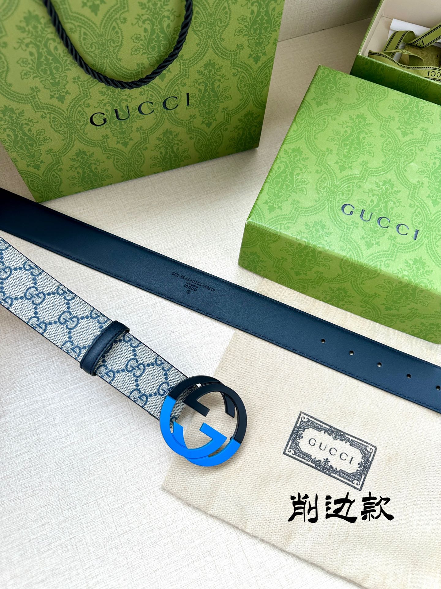 宽度3.8 cm GG Supreme帆布是品牌的一款代表性面料，其灵感源自30年代的典藏设计。互扣式双