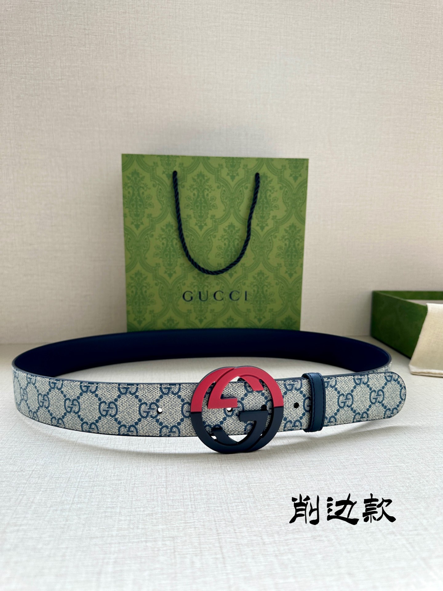 宽度3.8 cm GG Supreme帆布是品牌的一款代表性面料，其灵感源自30年代的典藏设计。互扣式双