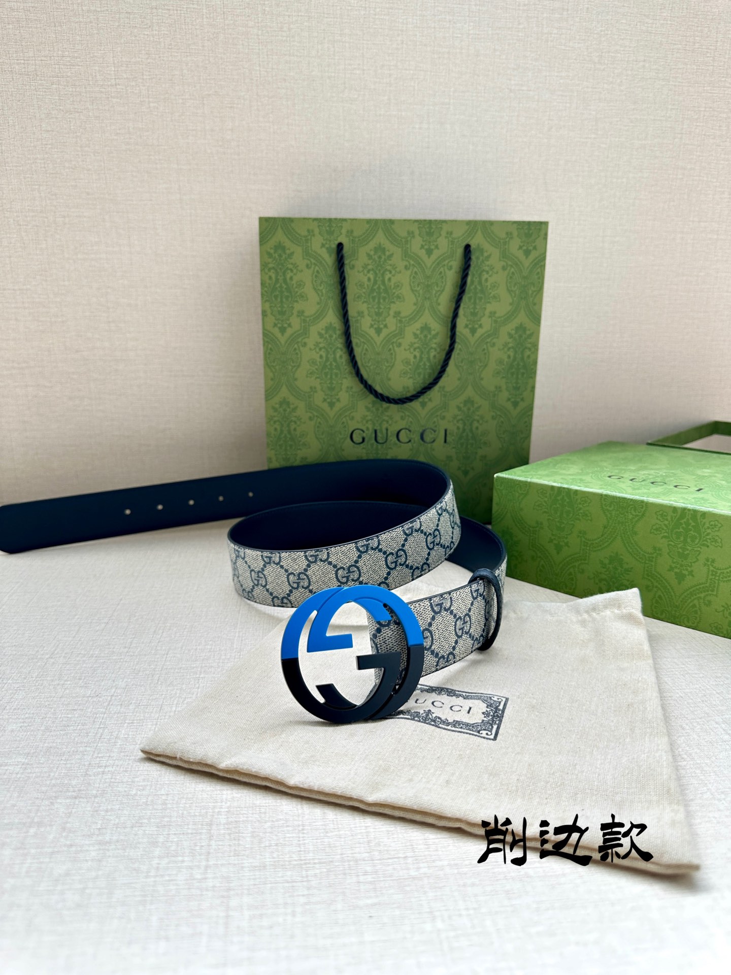 宽度3.8 cm GG Supreme帆布是品牌的一款代表性面料，其灵感源自30年代的典藏设计。互扣式双