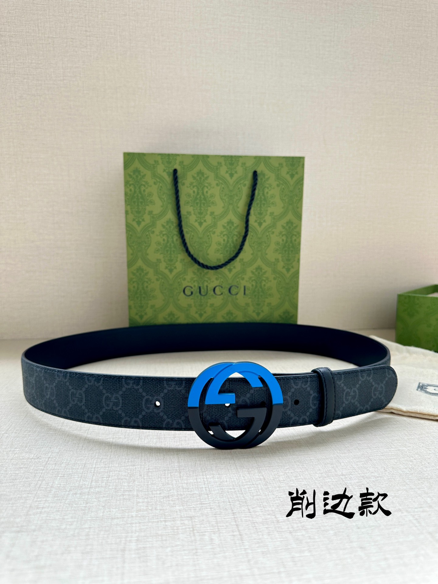 宽度3.8 cm GG Supreme帆布是品牌的一款代表性面料，其灵感源自30年代的典藏设计。互扣式双