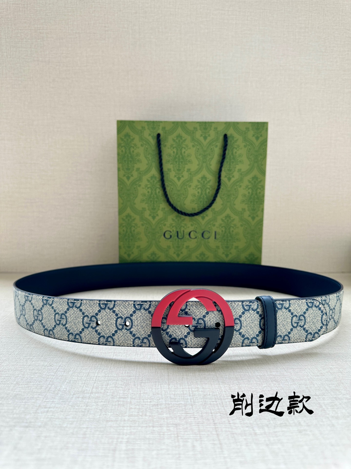 宽度3.8 cm GG Supreme帆布是品牌的一款代表性面料，其灵感源自30年代的典藏设计。互扣式双