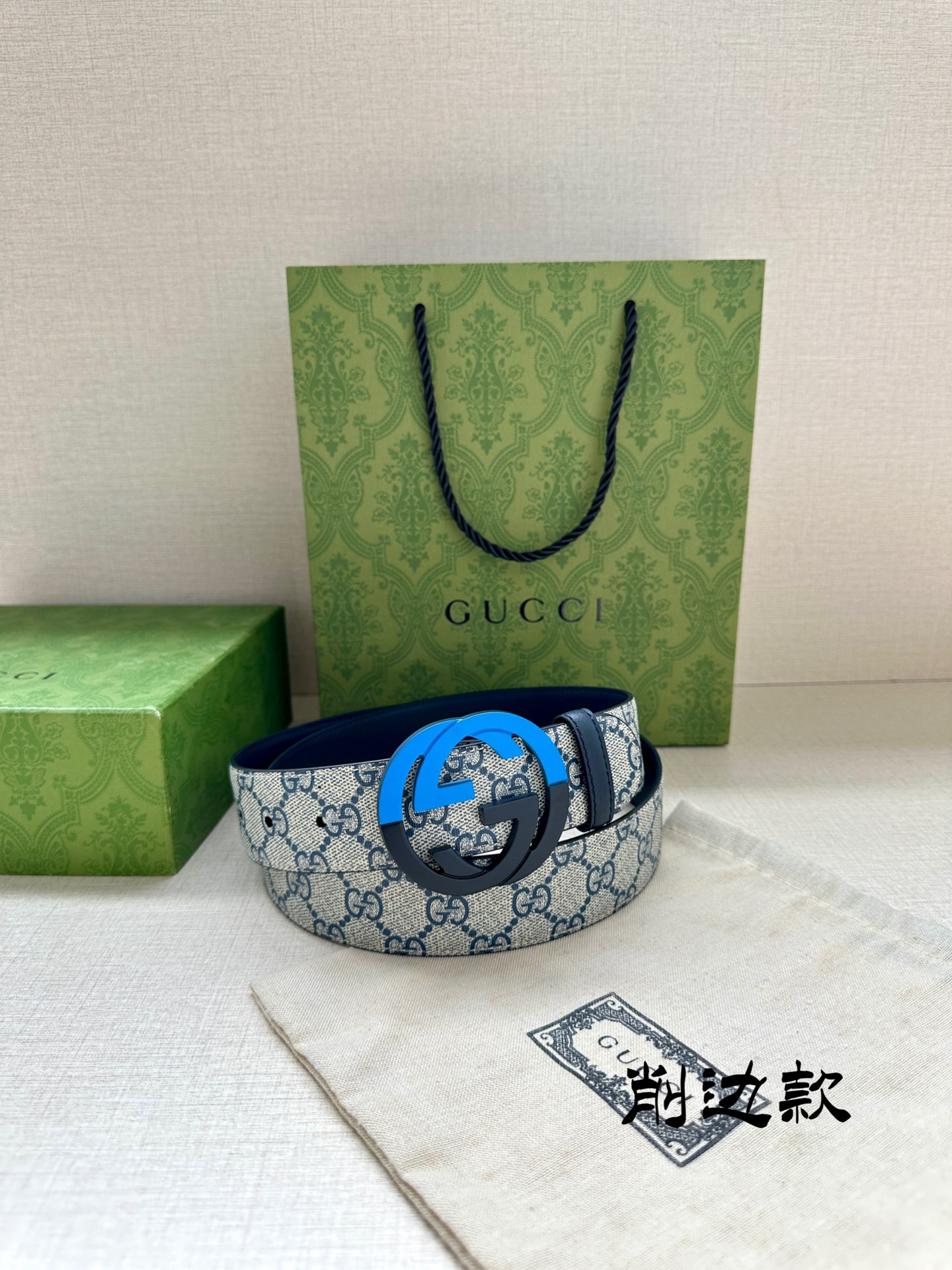 宽度3.8 cm GG Supreme帆布是品牌的一款代表性面料，其灵感源自30年代的典藏设计。互扣式双