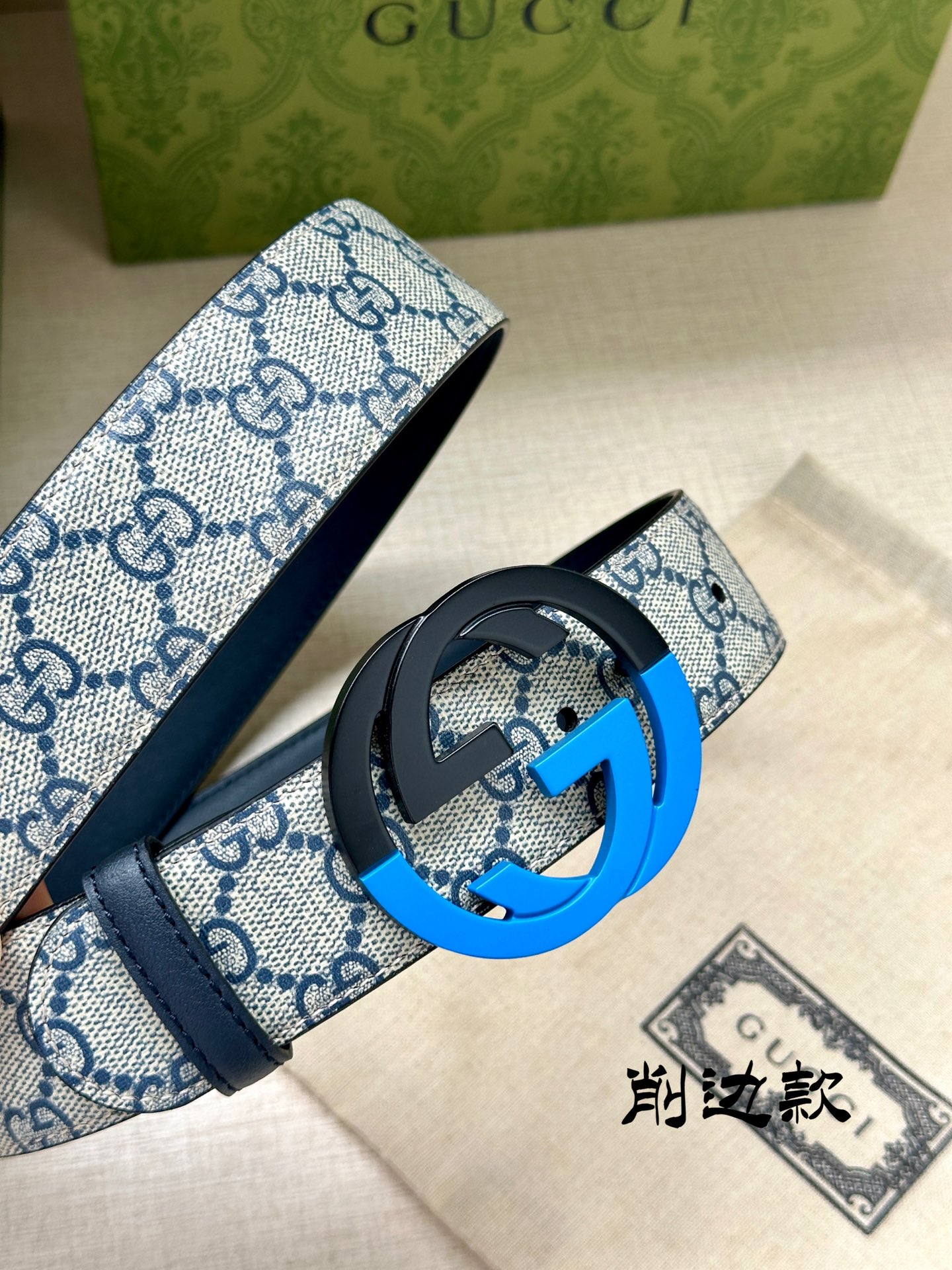 宽度3.8 cm GG Supreme帆布是品牌的一款代表性面料，其灵感源自30年代的典藏设计。互扣式双