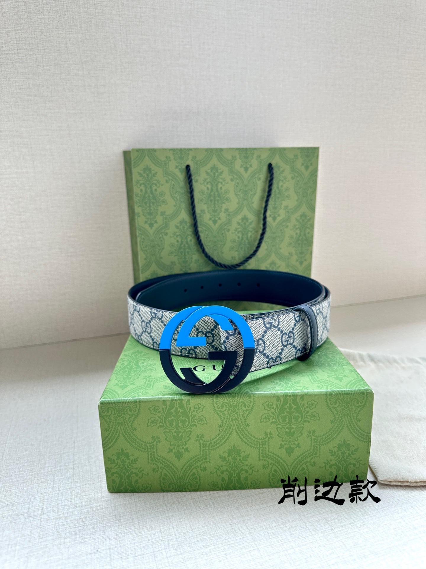 宽度3.8 cm GG Supreme帆布是品牌的一款代表性面料，其灵感源自30年代的典藏设计。互扣式双