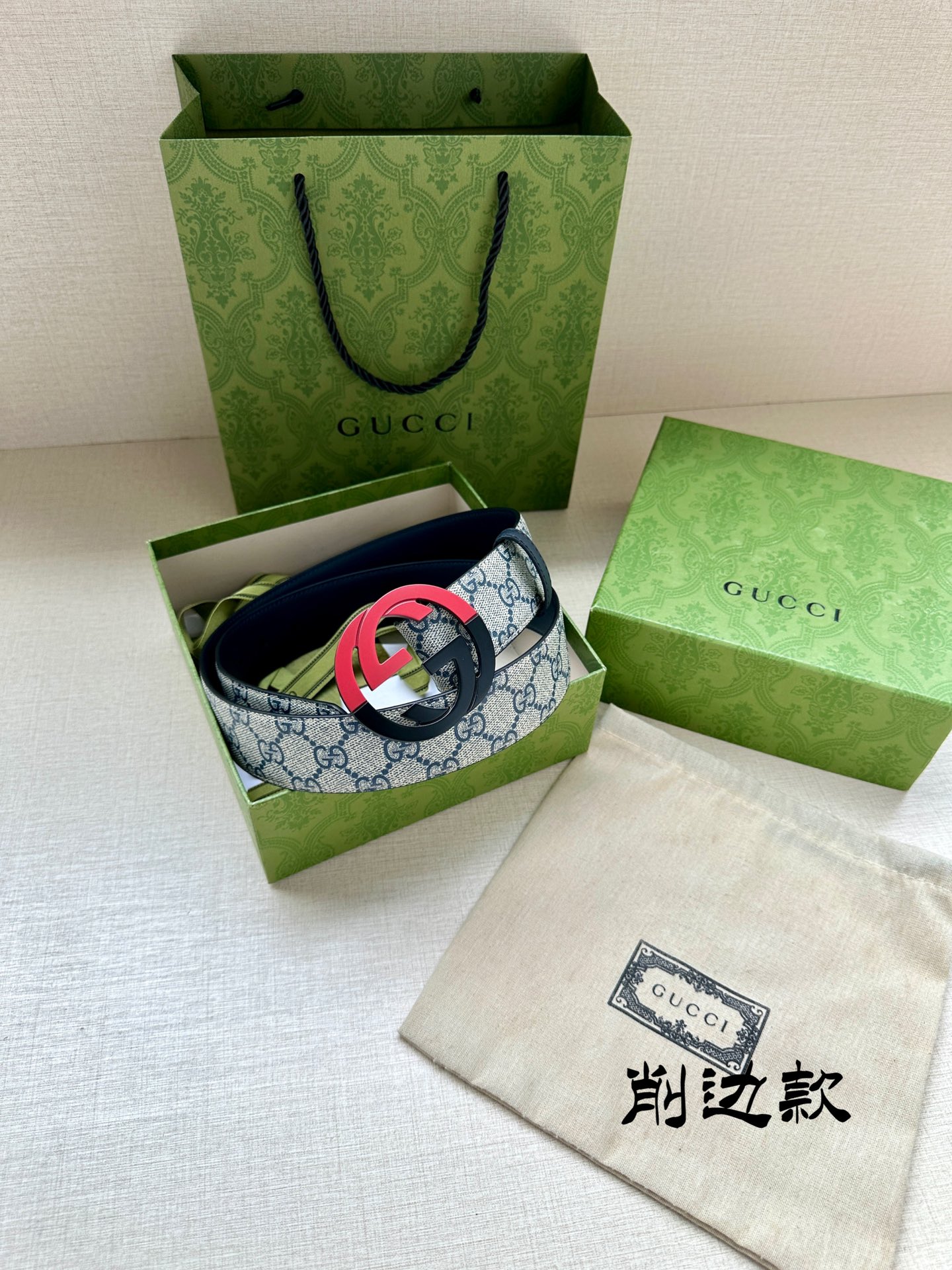 宽度3.8 cm GG Supreme帆布是品牌的一款代表性面料，其灵感源自30年代的典藏设计。互扣式双