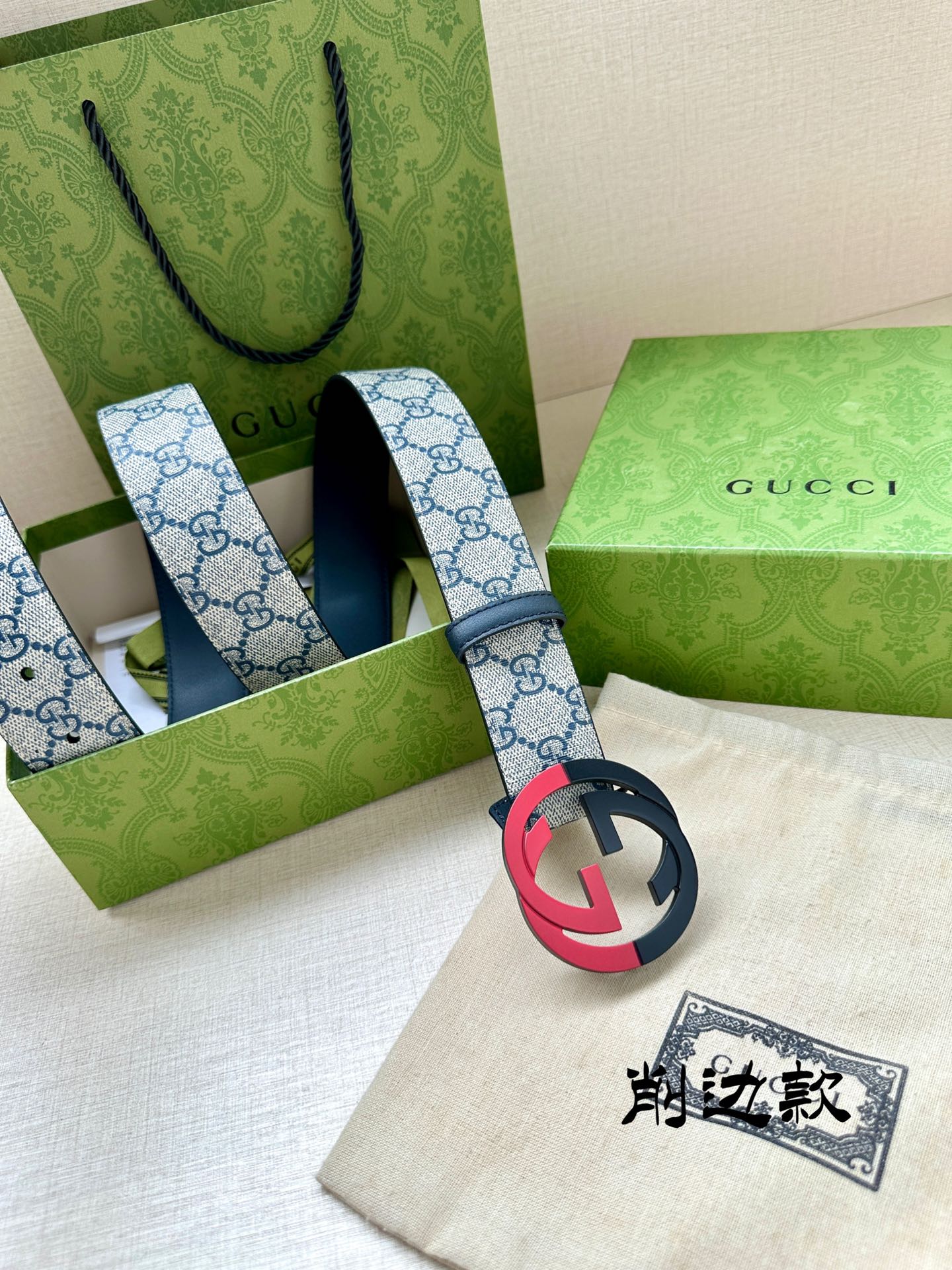 宽度3.8 cm GG Supreme帆布是品牌的一款代表性面料，其灵感源自30年代的典藏设计。互扣式双