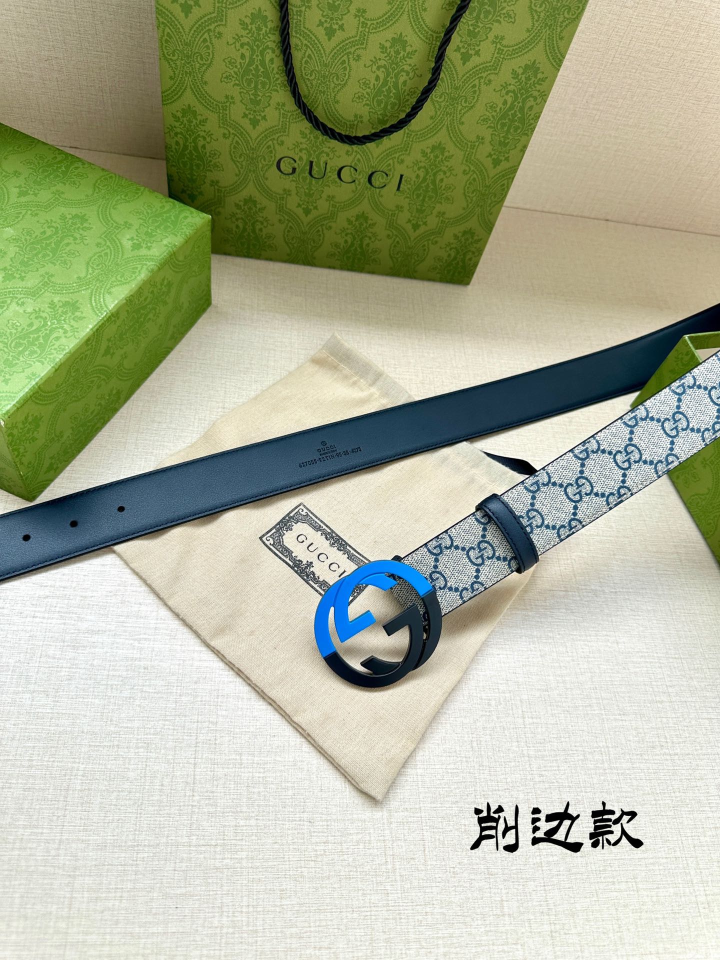 宽度3.8 cm GG Supreme帆布是品牌的一款代表性面料，其灵感源自30年代的典藏设计。互扣式双