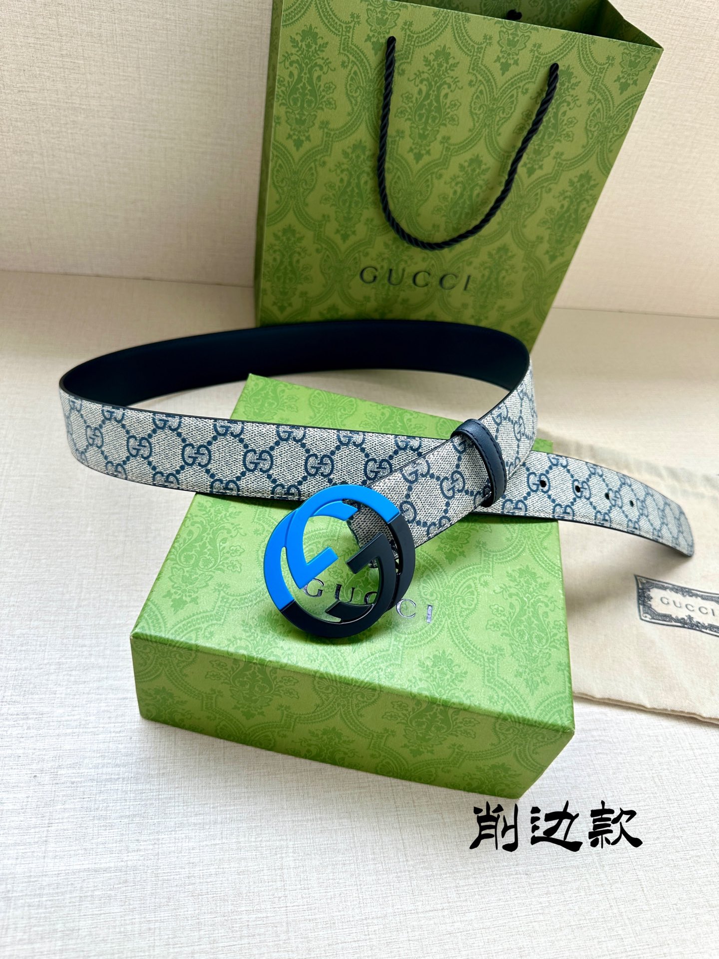 宽度3.8 cm GG Supreme帆布是品牌的一款代表性面料，其灵感源自30年代的典藏设计。互扣式双