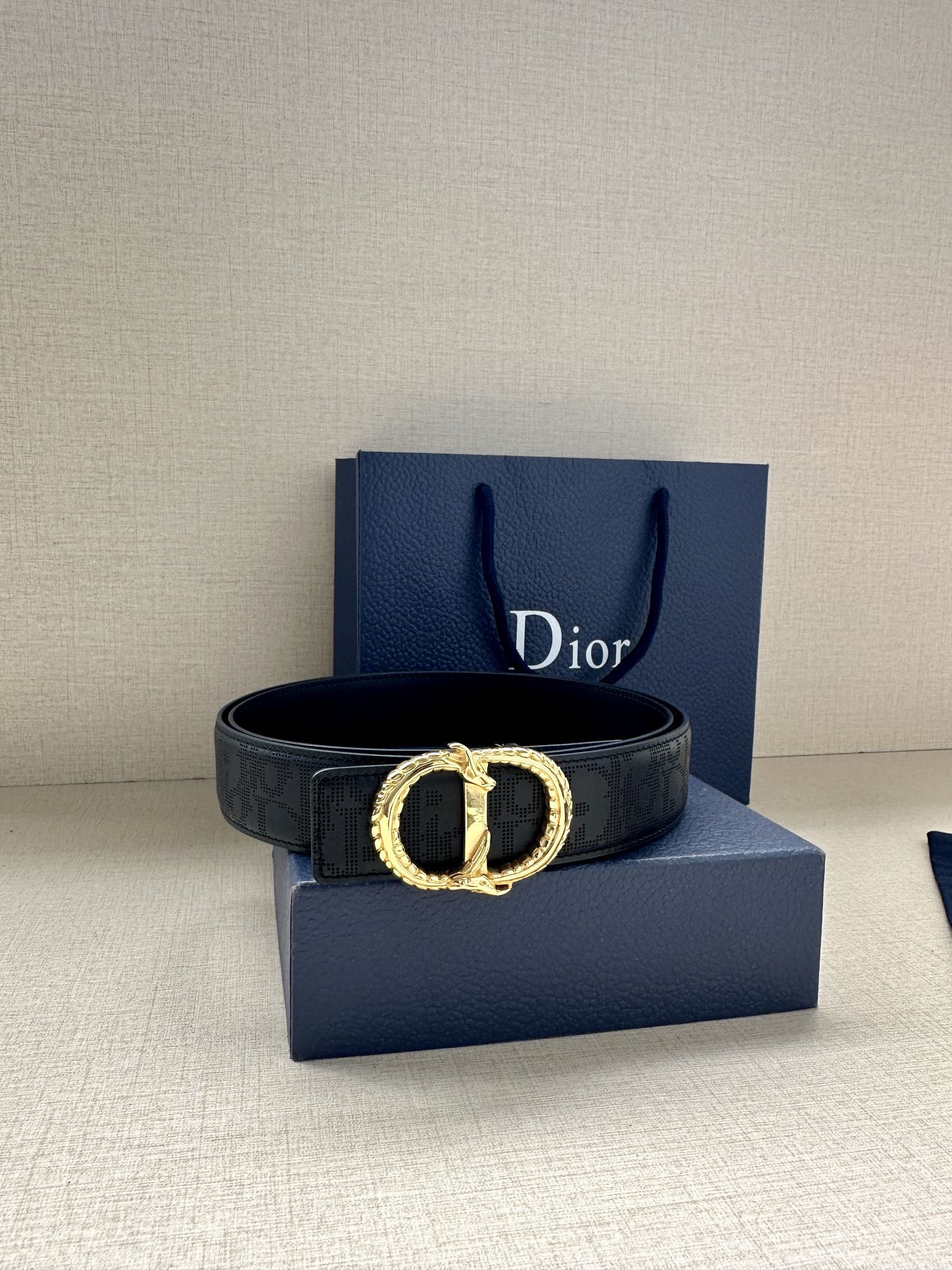 宽度3.5cm 这款 35 毫米双面腰带结合典雅气质与现代风范。双面设计，一面采用黑色 Oblique 