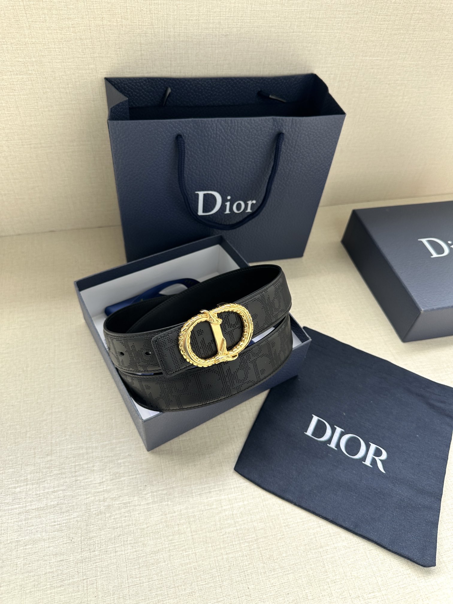 宽度3.5cm 这款 35 毫米双面腰带结合典雅气质与现代风范。双面设计，一面采用黑色 Oblique 