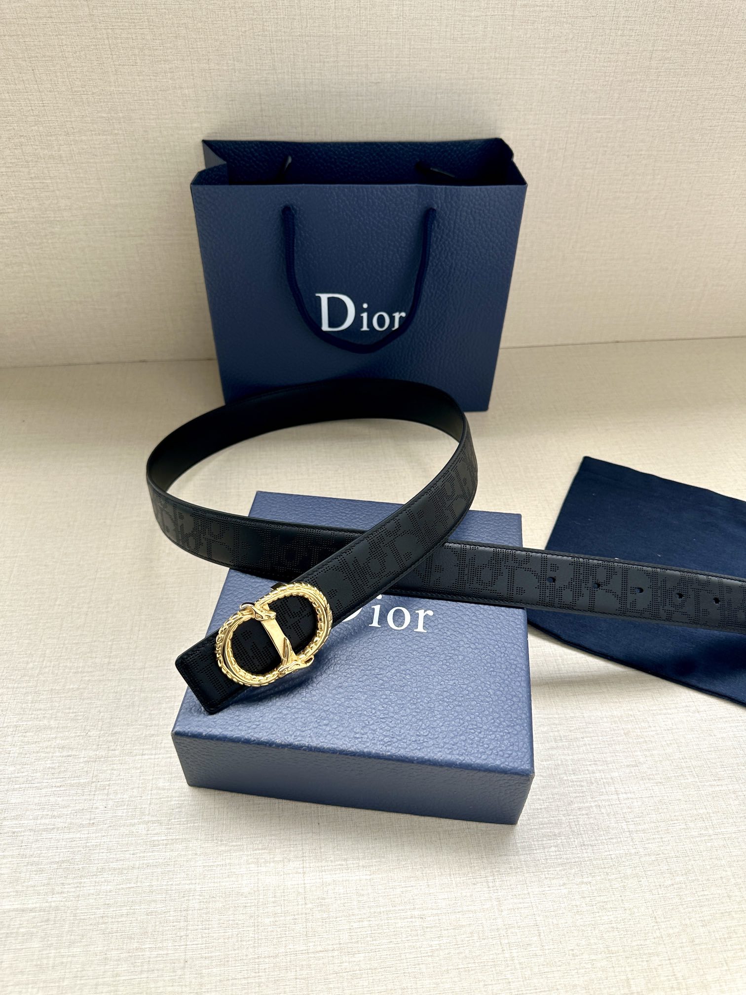 宽度3.5cm 这款 35 毫米双面腰带结合典雅气质与现代风范。双面设计，一面采用黑色 Oblique 