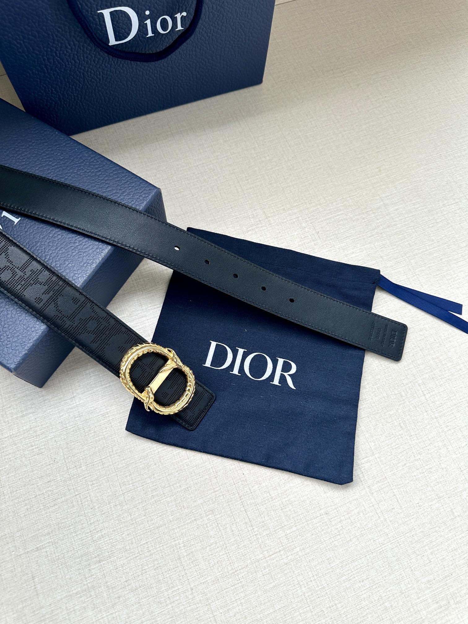 宽度3.5cm 这款 35 毫米双面腰带结合典雅气质与现代风范。双面设计，一面采用黑色 Oblique 