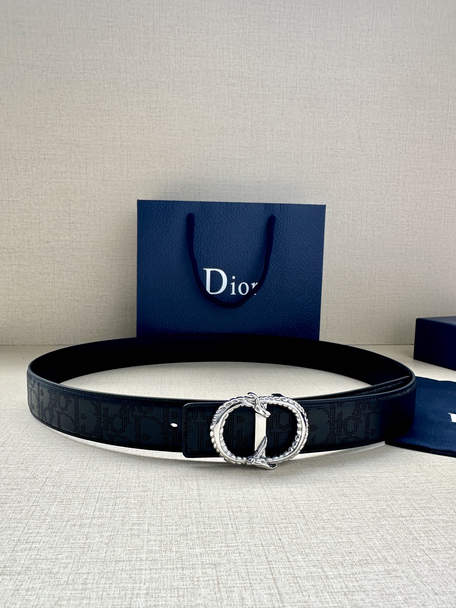 宽度3.5cm 这款 35 毫米双面腰带结合典雅气质与现代风范。双面设计，一面采用黑色 Oblique 