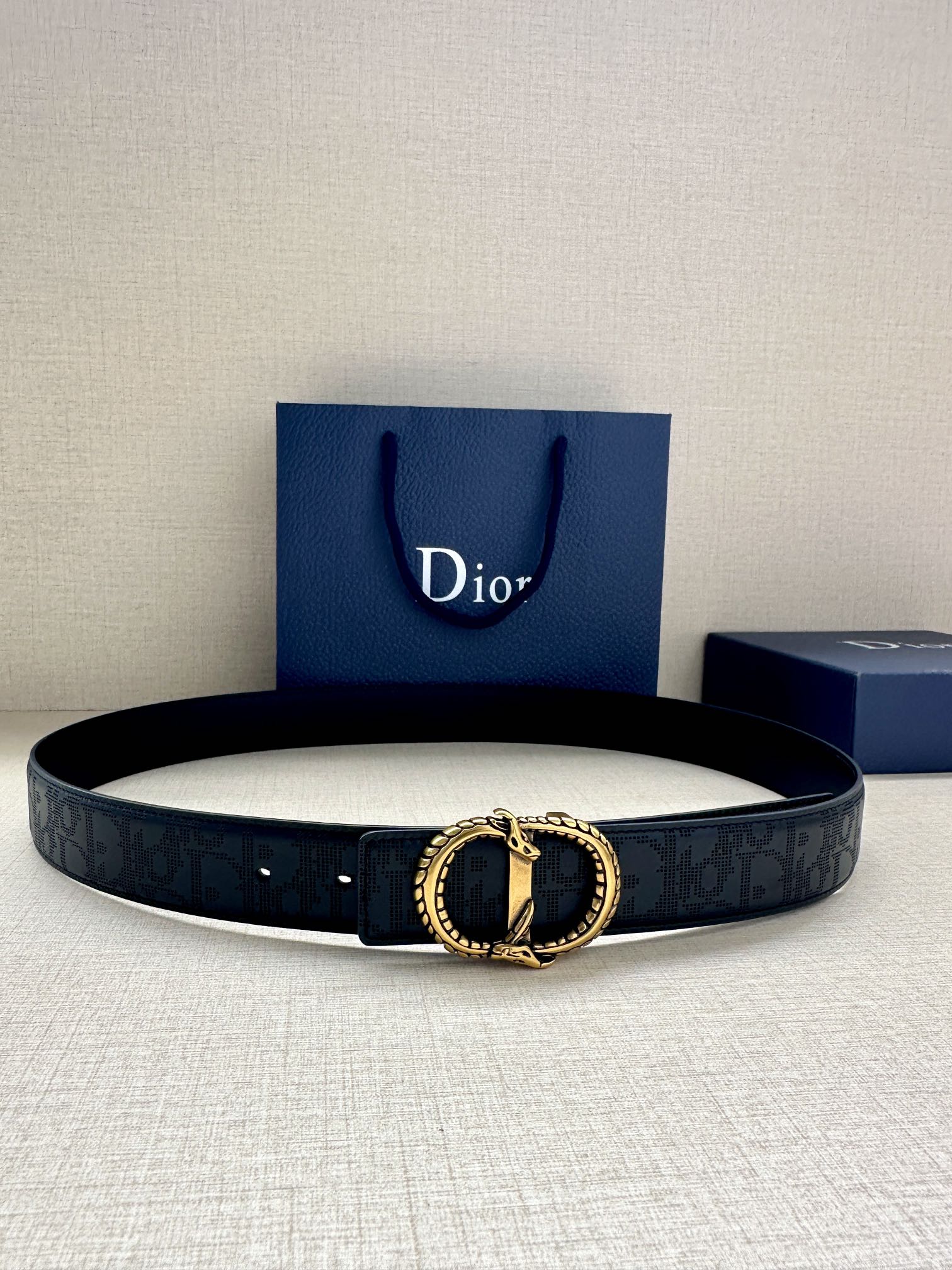 宽度3.5cm 这款 35 毫米双面腰带结合典雅气质与现代风范。双面设计，一面采用黑色 Oblique 