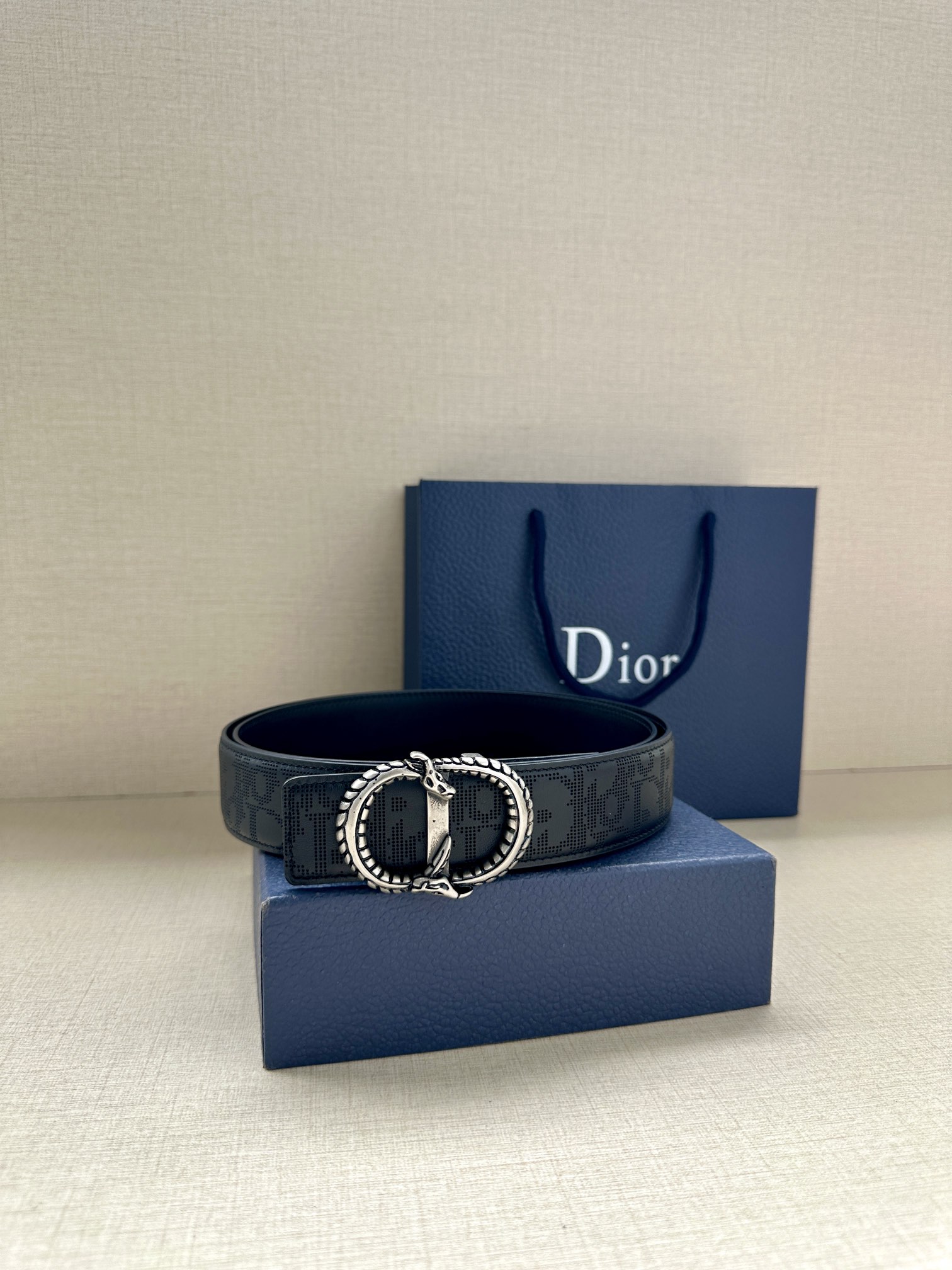 宽度3.5cm 这款 35 毫米双面腰带结合典雅气质与现代风范。双面设计，一面采用黑色 Oblique 