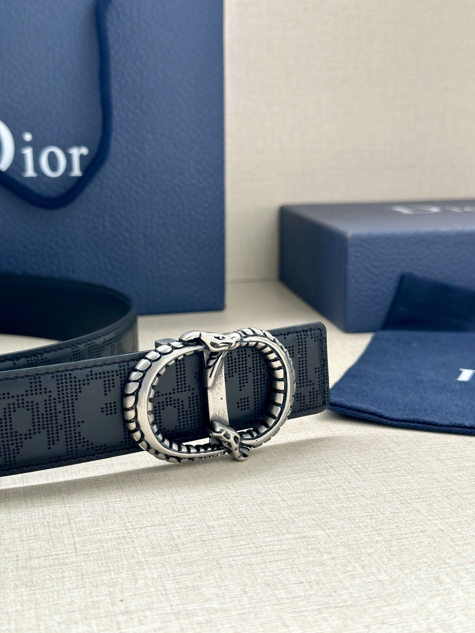 宽度3.5cm 这款 35 毫米双面腰带结合典雅气质与现代风范。双面设计，一面采用黑色 Oblique 