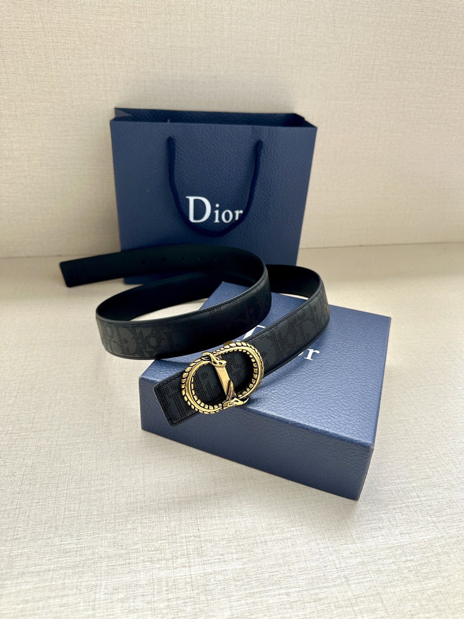 宽度3.5cm 这款 35 毫米双面腰带结合典雅气质与现代风范。双面设计，一面采用黑色 Oblique 